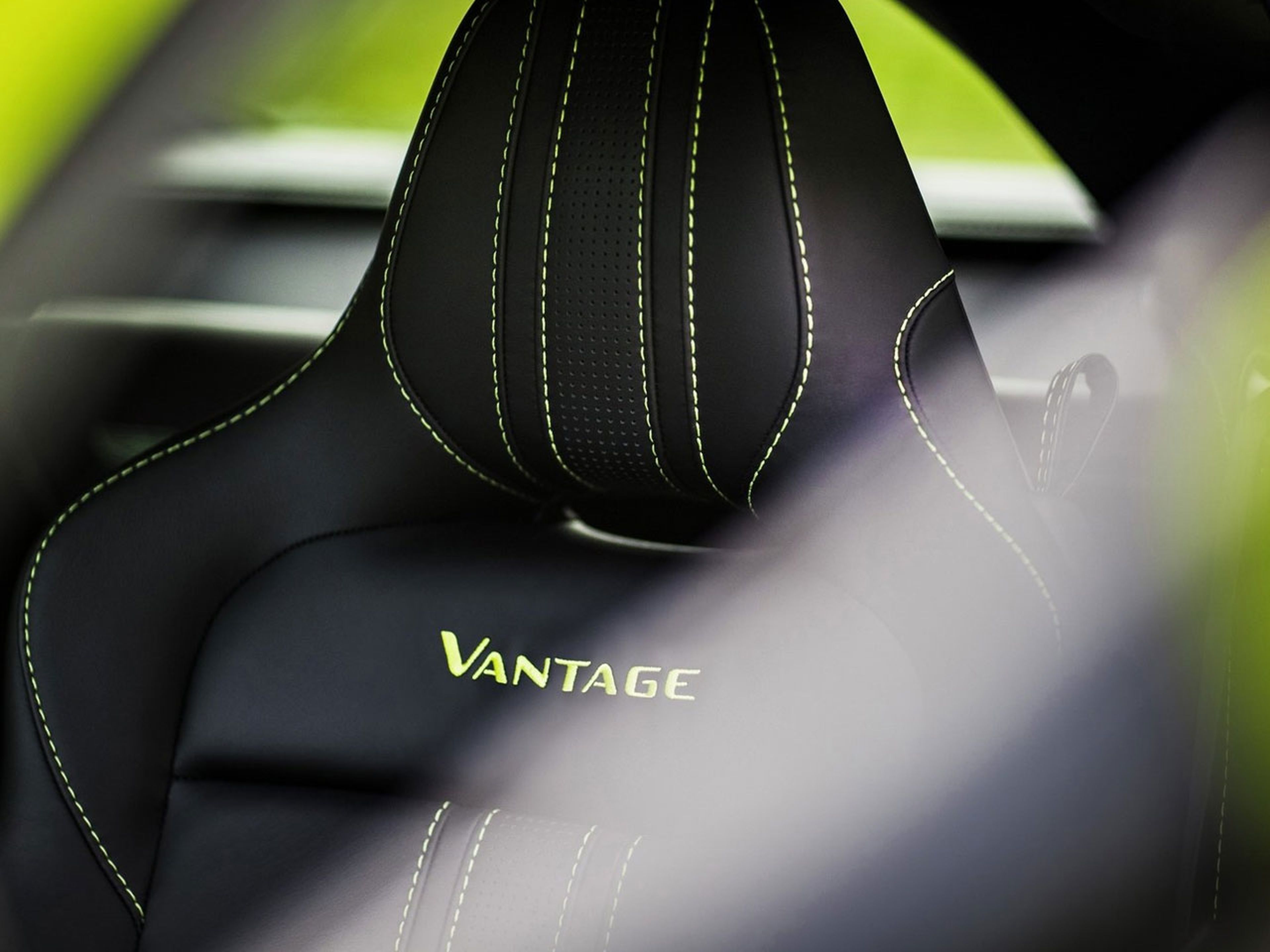 Aston_Martin-Vantage-2019-C05