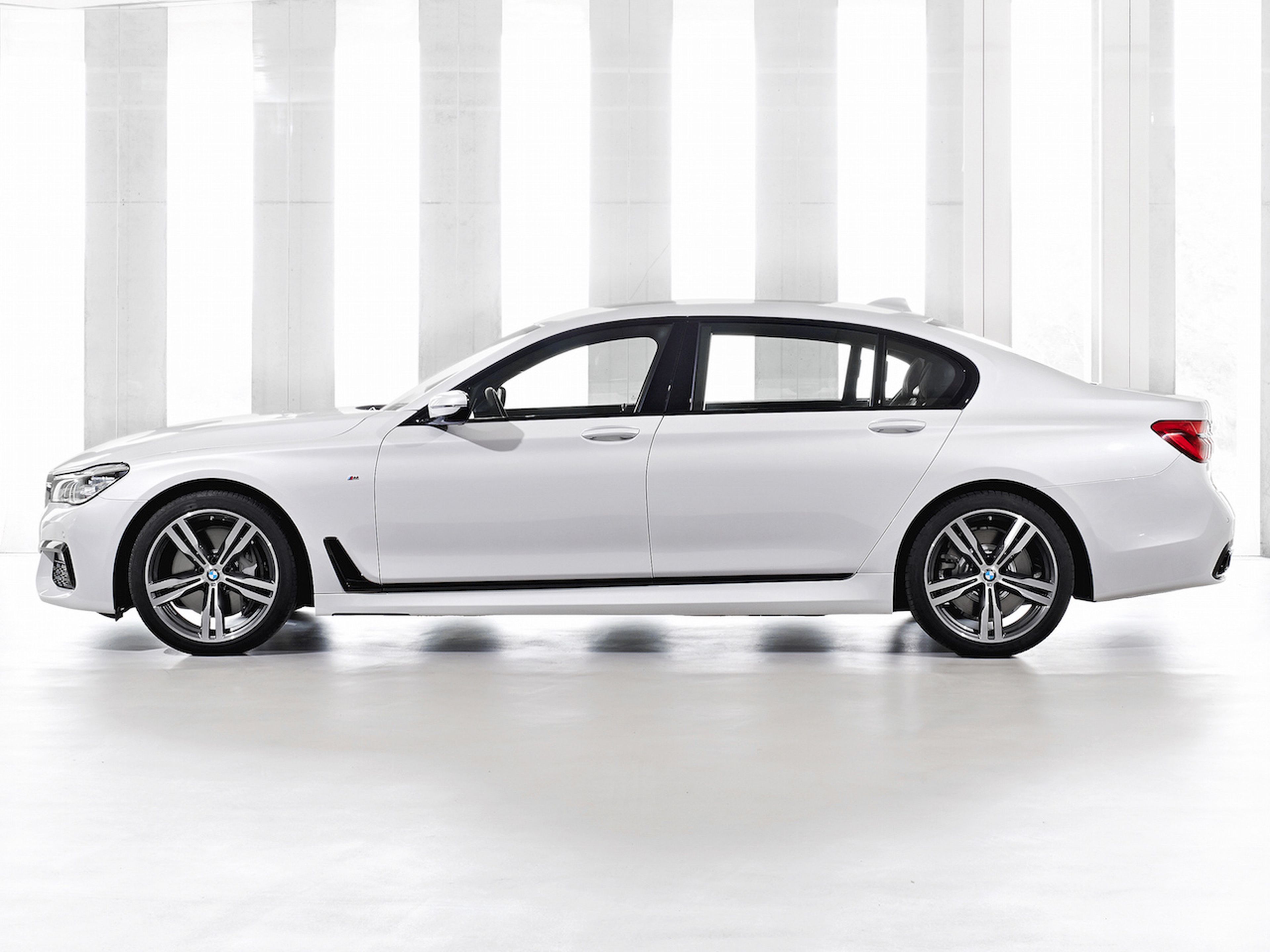 BMW_7-Series-M_2016_C02