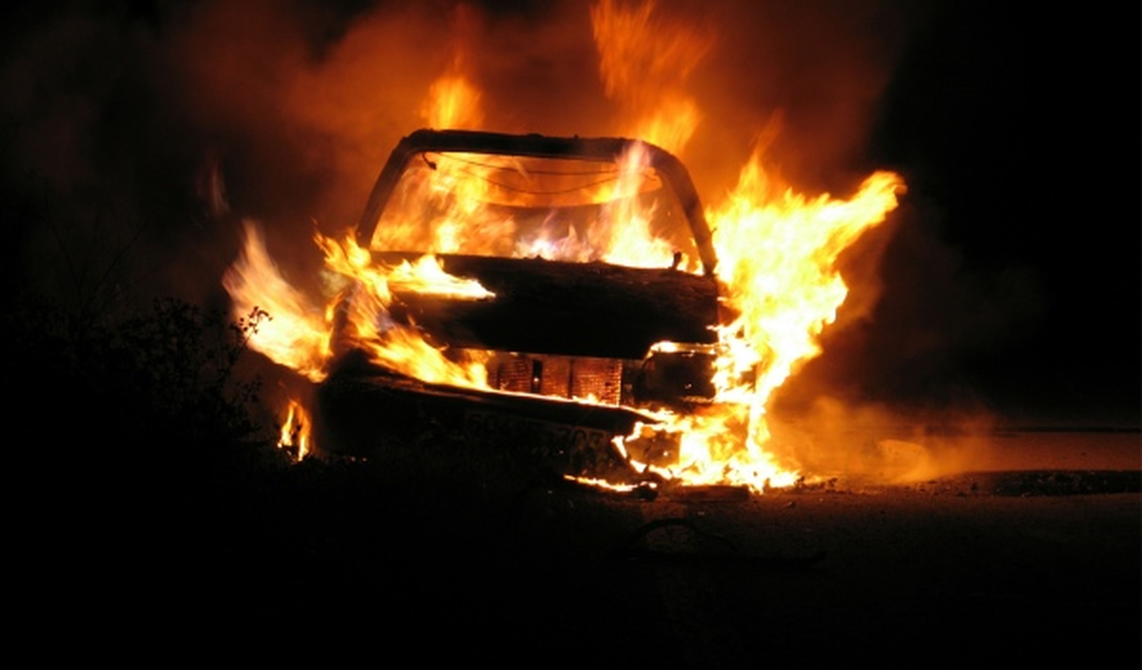 Casi 1.200 coches quemados en Francia durante la Nochevieja