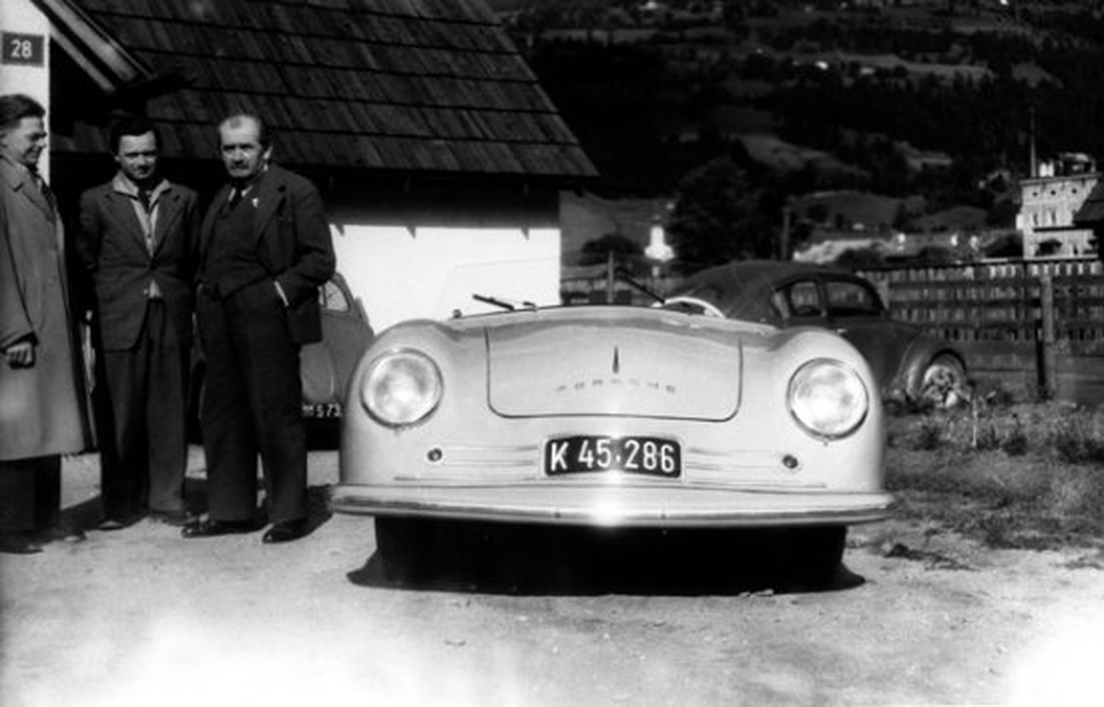 Ferdinand Porsche (a la derecha).