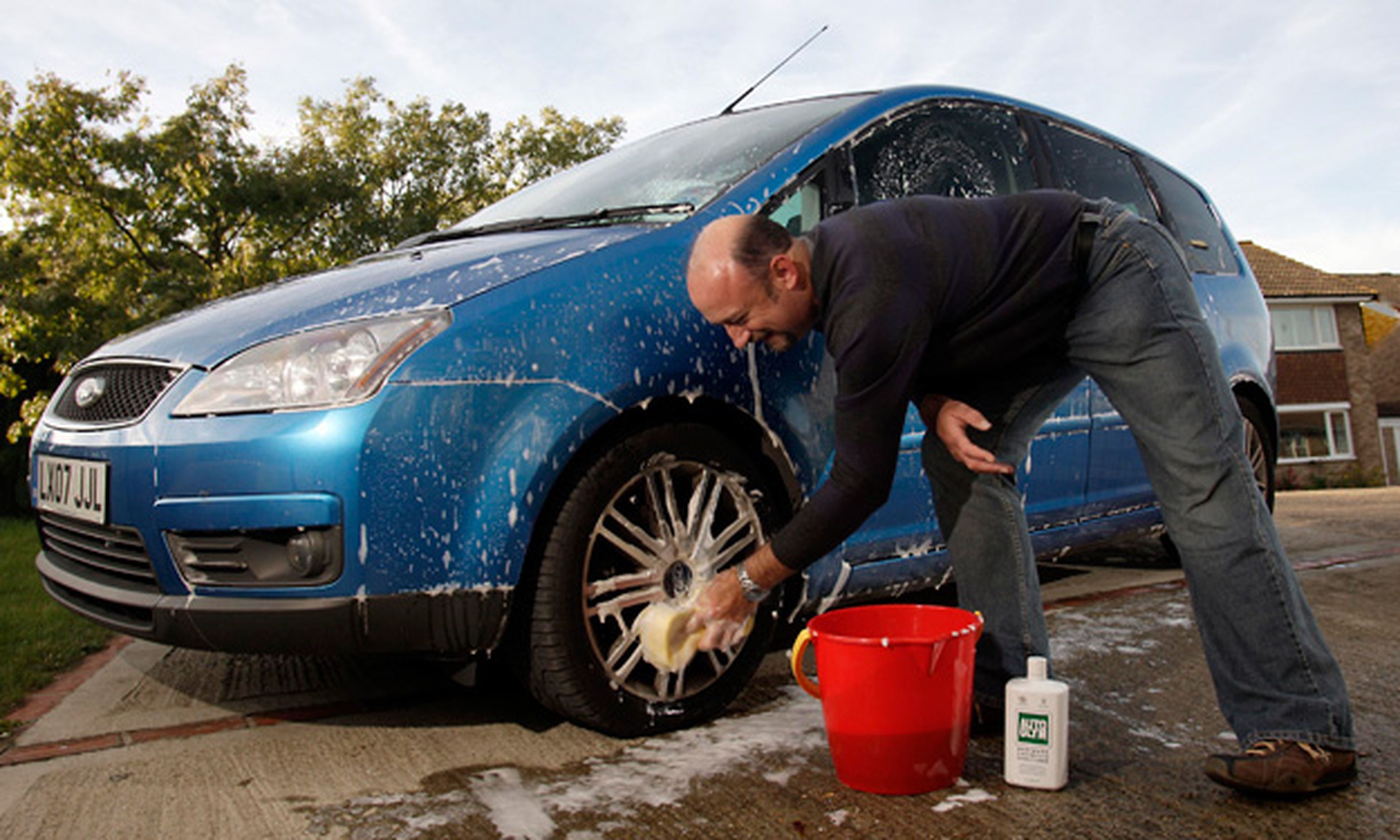 Los errores más habituales que debes evitar al lavar el coche