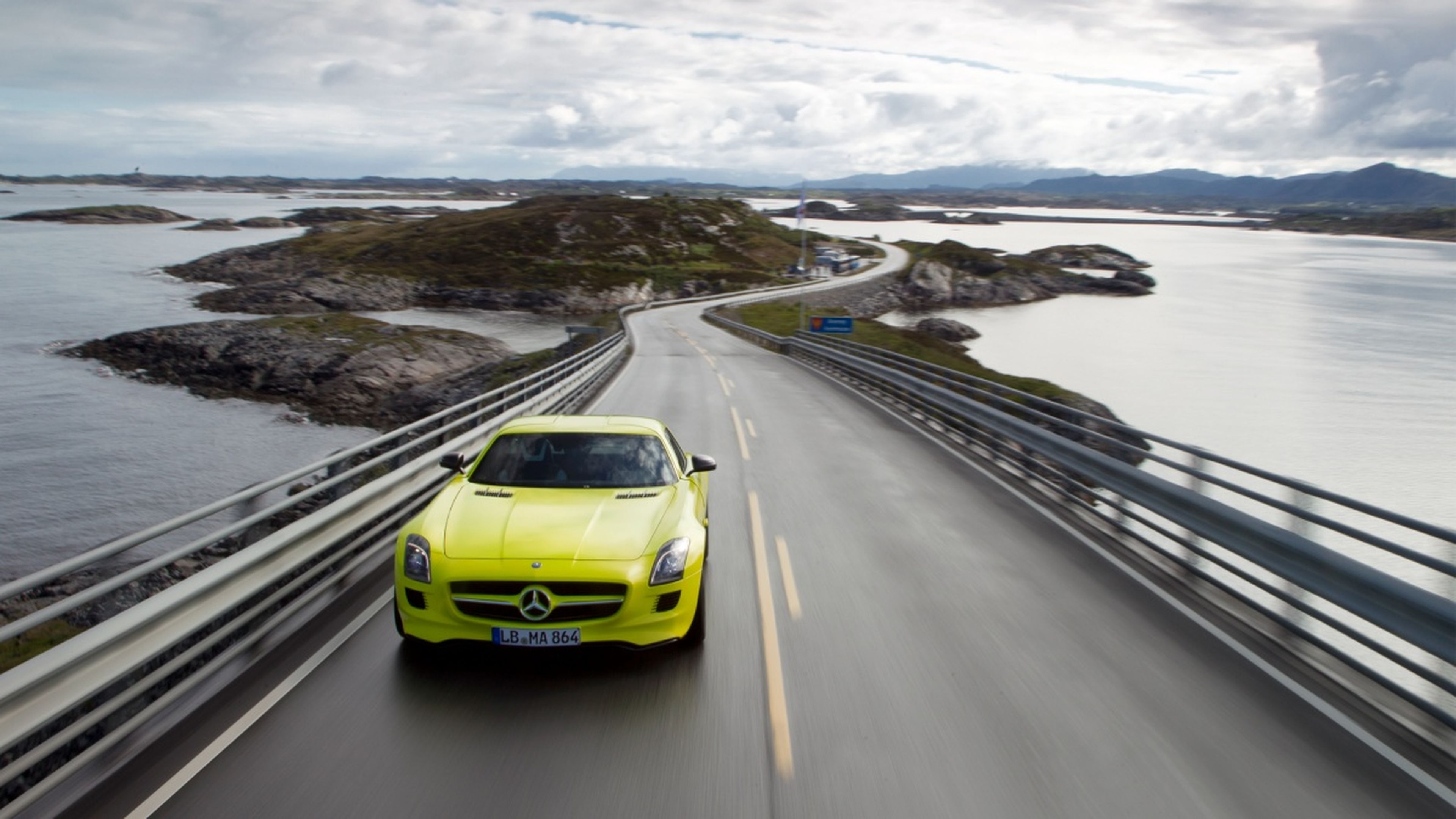 Un Mercedes SLS AMG 'Electric Drive' circulando por la carretera del Atlántico en Noruega.