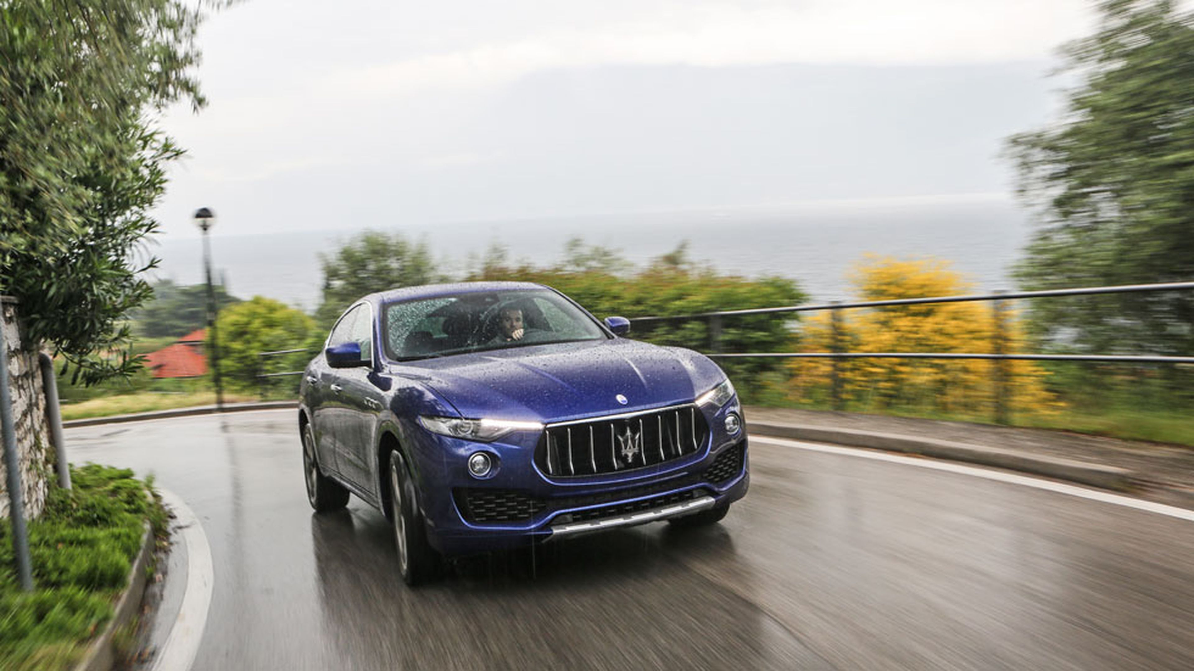 Maserati Massimo Bottura Levante azul dinamica