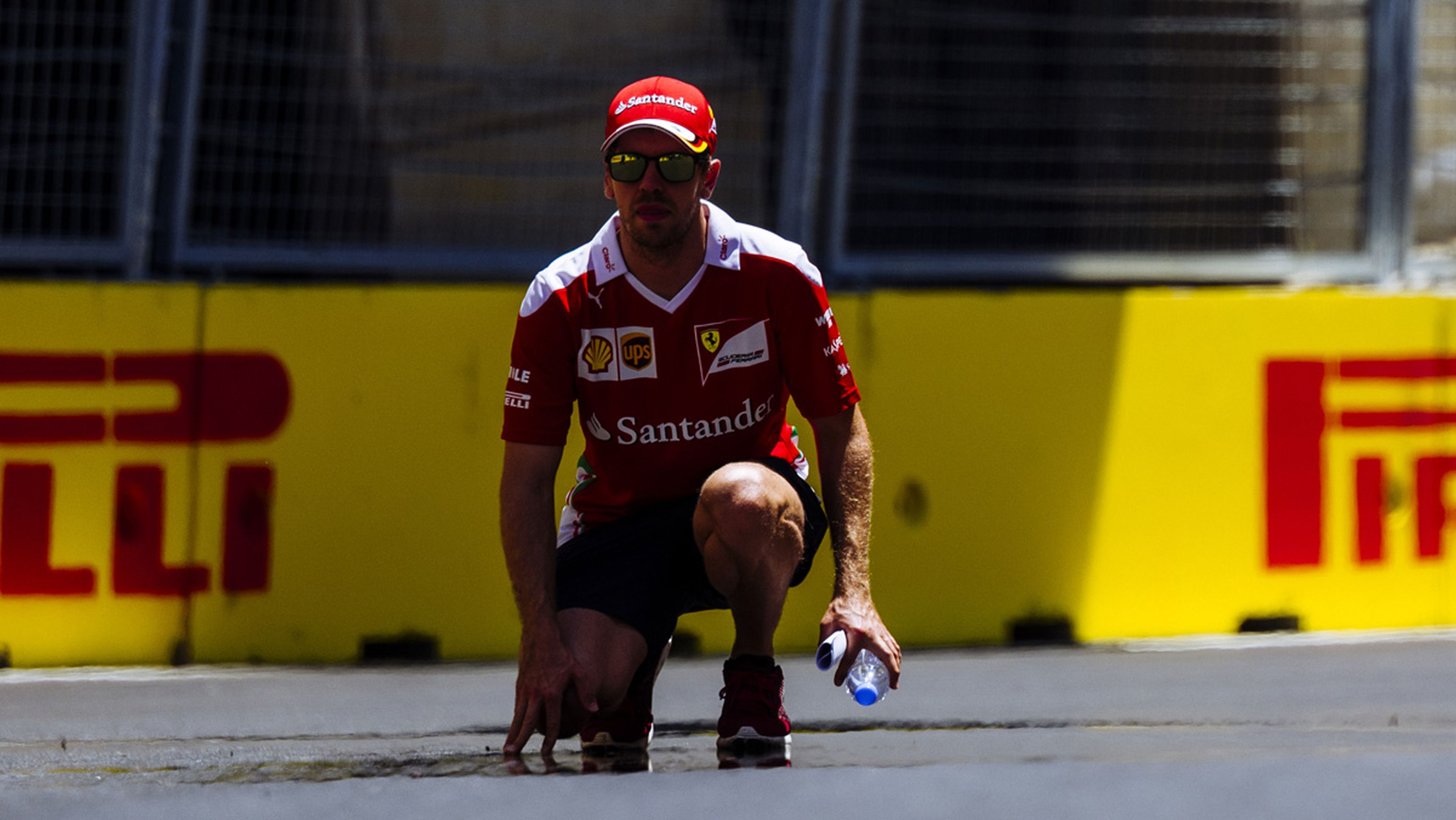 Vettel estudiando el trazado de Baku