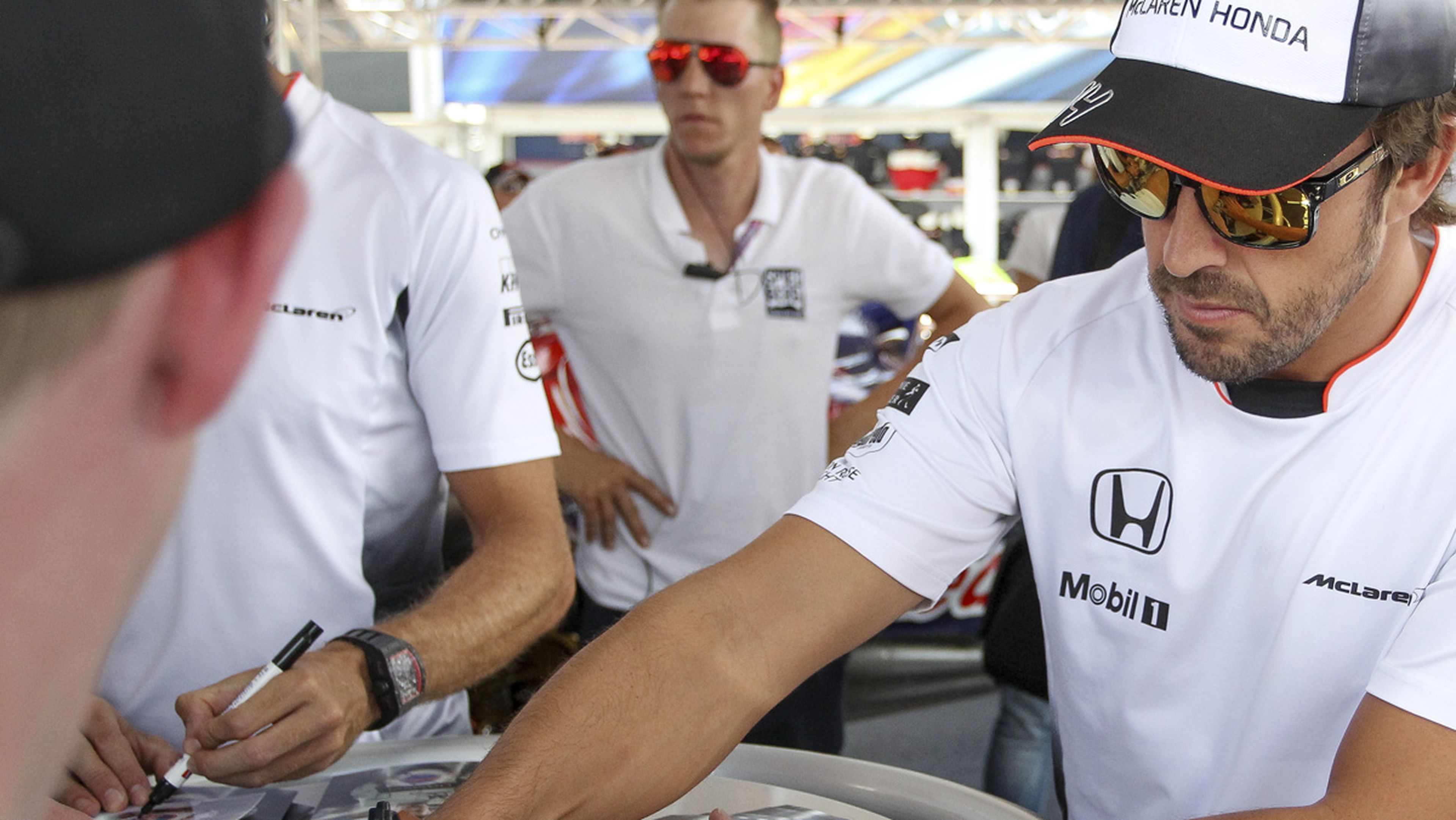 Alonso firma autógrafos en el GP de F1 de Austria 2016