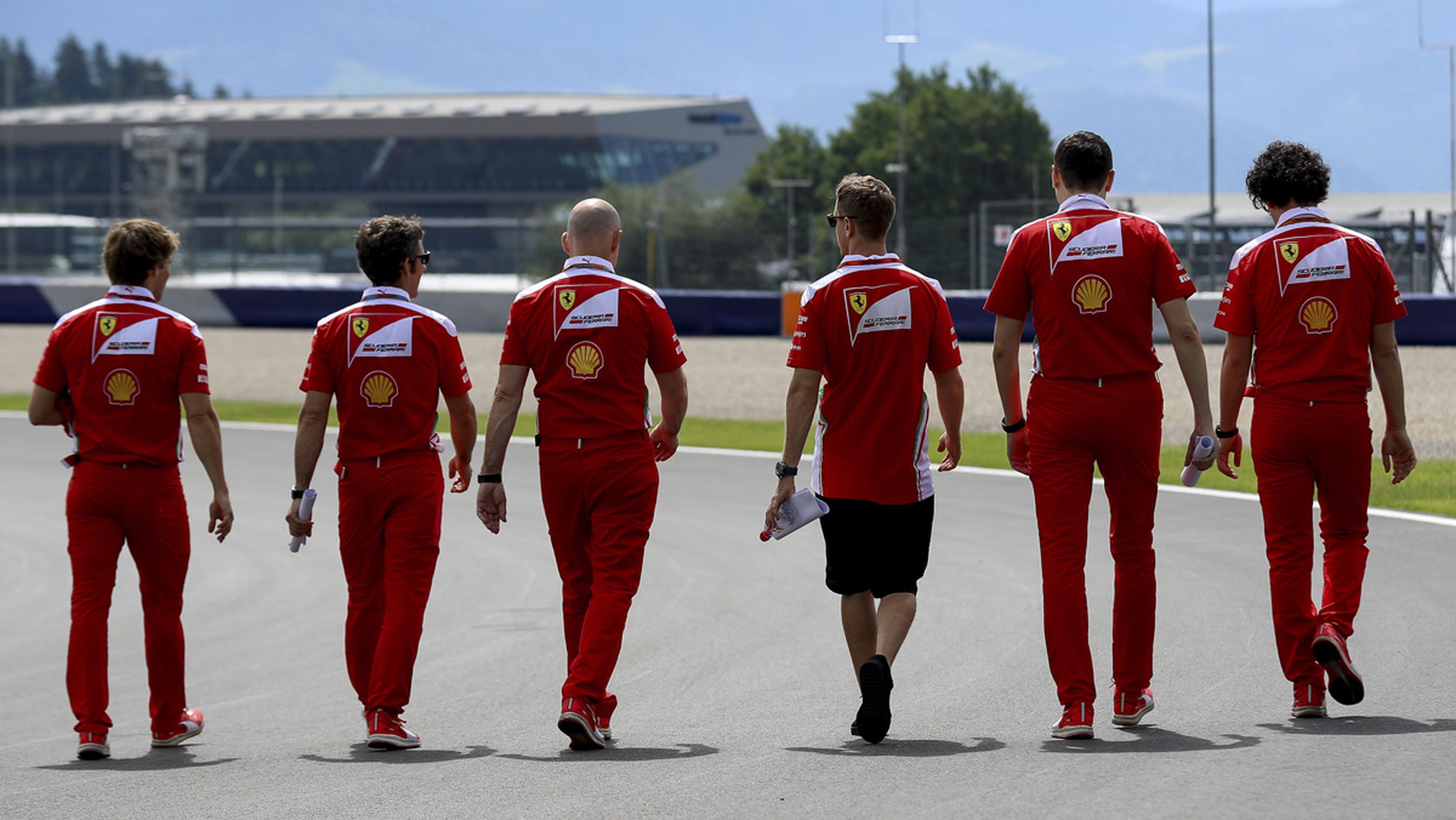 El equipo Ferrari analiza la pista de Austria
