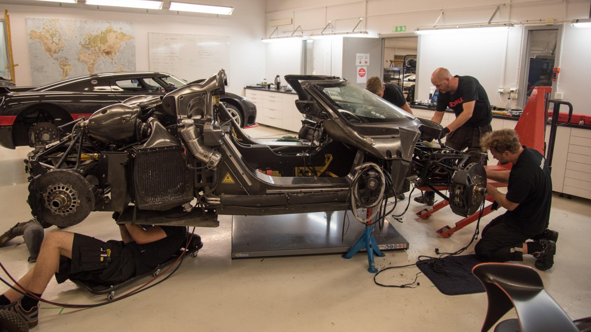 Los ingenieros, reconstruyendo el coche tras el accidente en Nürburgring del One:1 Los ingenieros, reconstruyendo el coche tras el accidente en Nürburgring del One:1