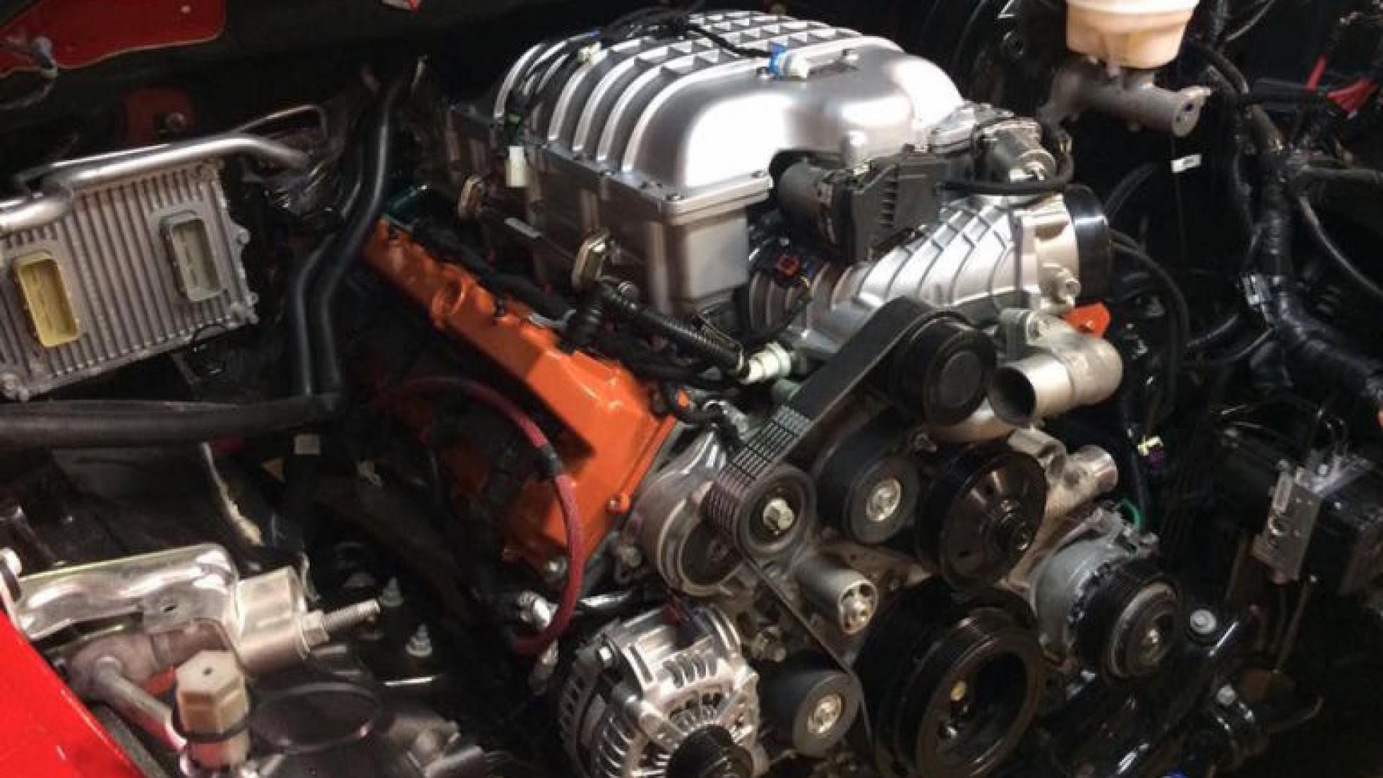 El motor V8 Hellcat de 6,2 litros y apenas 707 CV Sí, le ayuda un compresor volumétrico