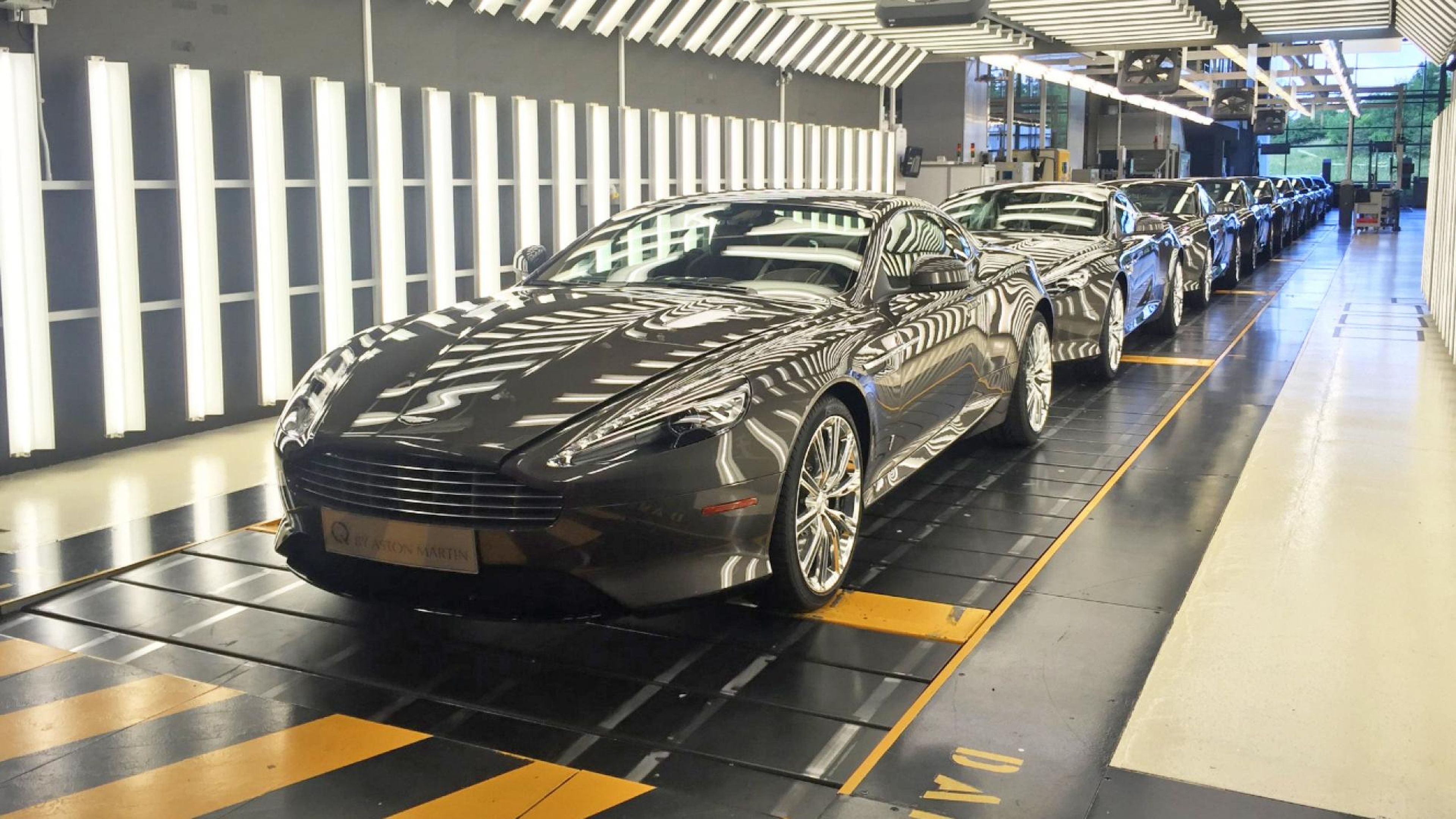 Estos Aston Martin DB9 esperan su última revisión antes de salir de la fábrica. Son los últimos 9 que se harán...