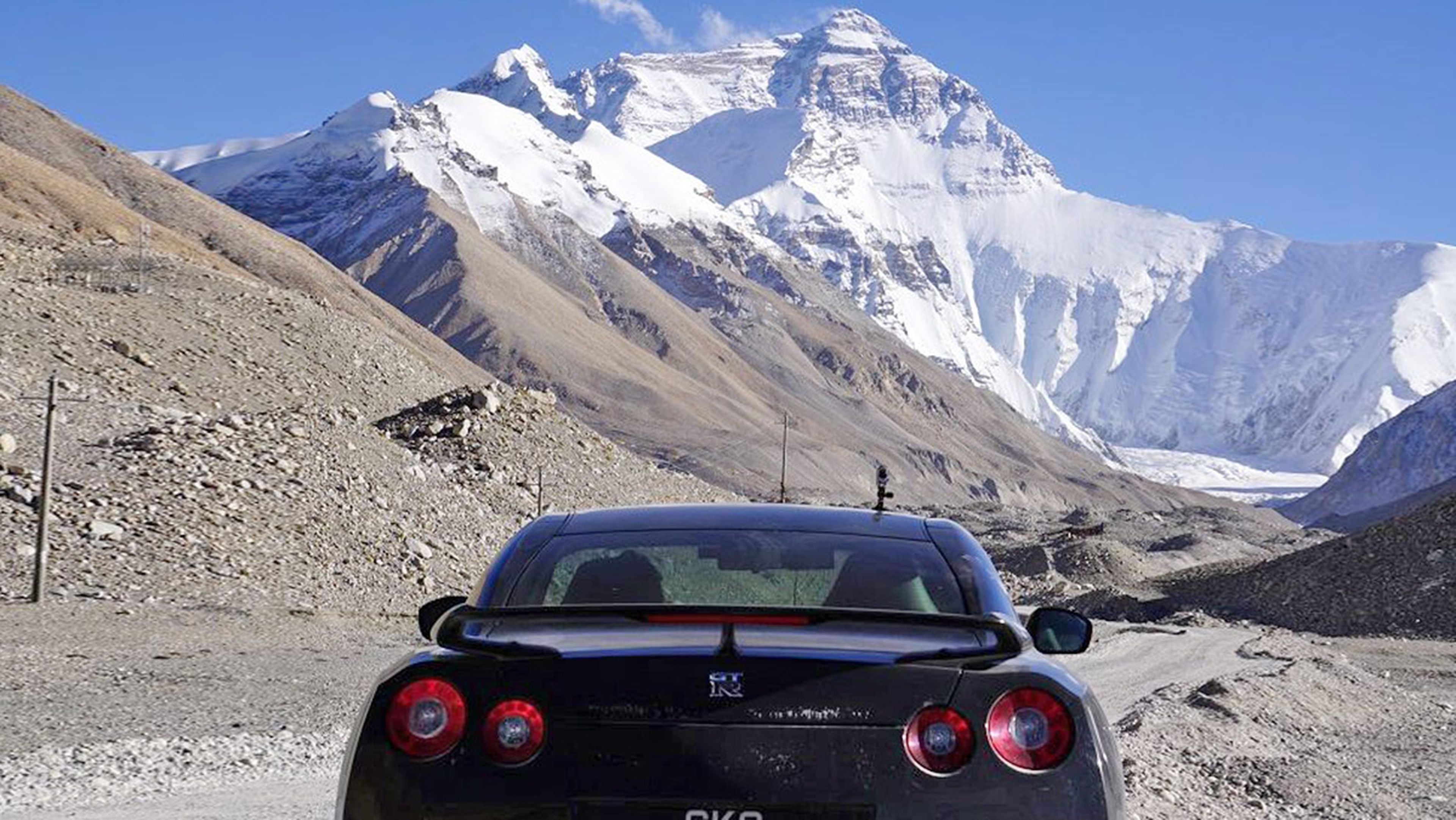 Conduce su Nissan GT-R... ¡hasta el Everest!