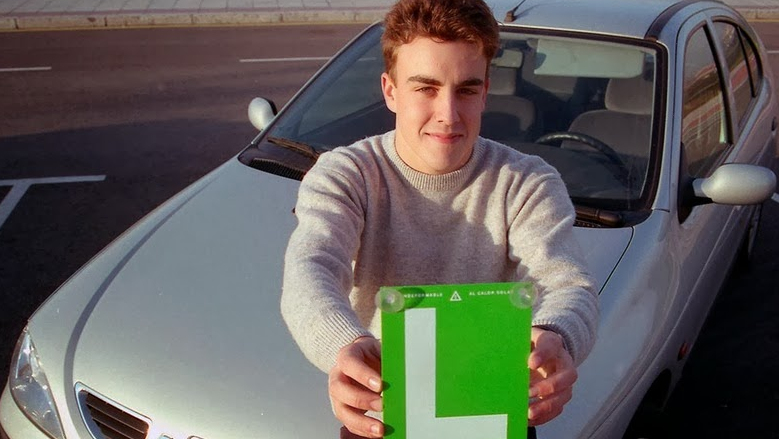 Fernando Alonso con la L Fernando Alonso con la L