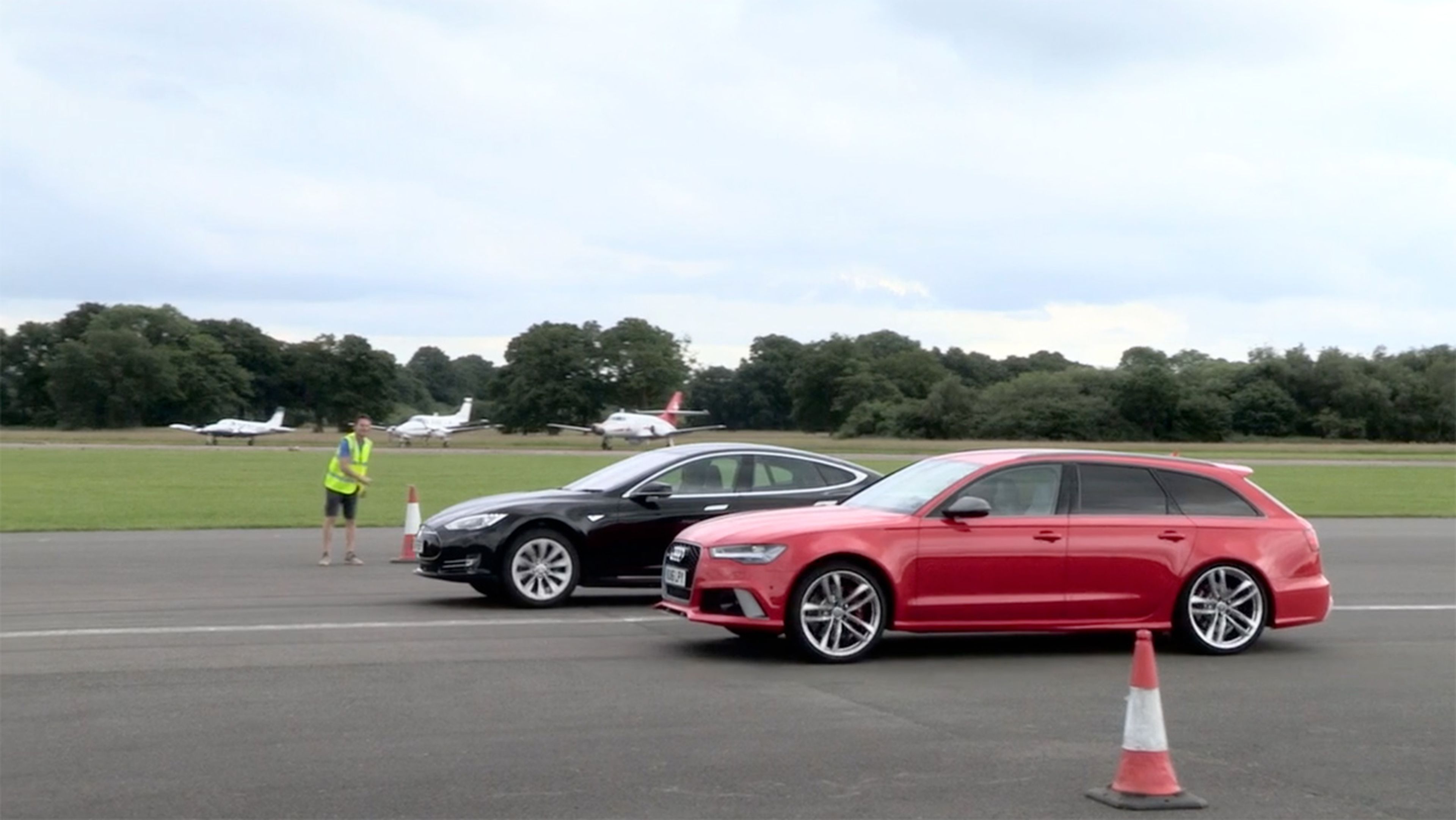 Drag race: Audi RS6 vs Tesla Model S P90D