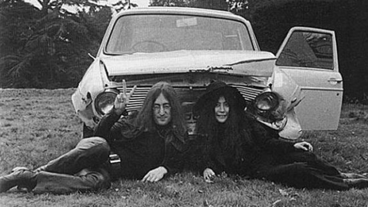El Morris siniestrado de Lennon depositado en el jardín de su casa El Morris siniestrado de Lennon depositado en el jardín de su casa