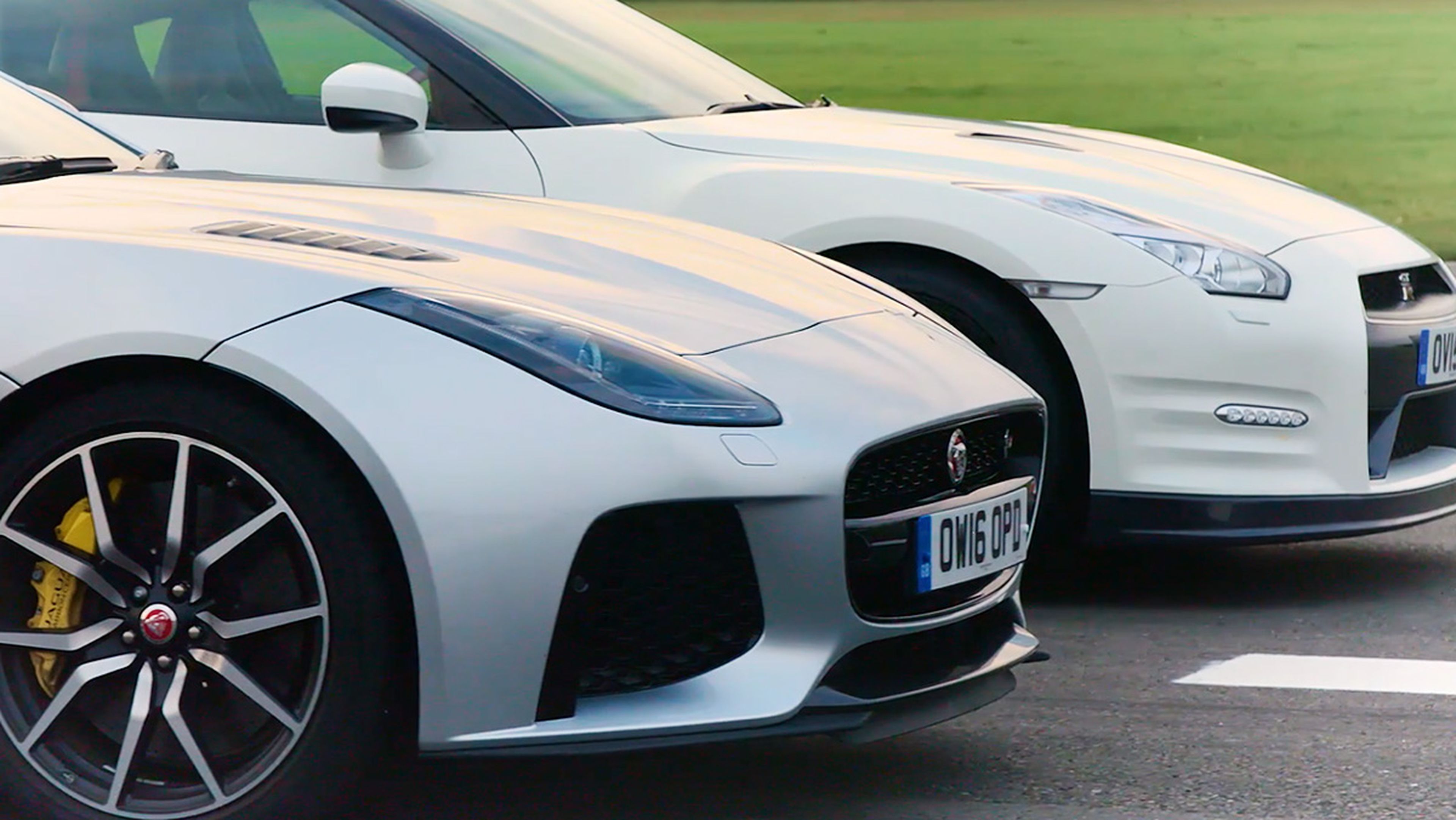 Una carrera entre un Nissan GT-R y un Jaguar F-Type SVR