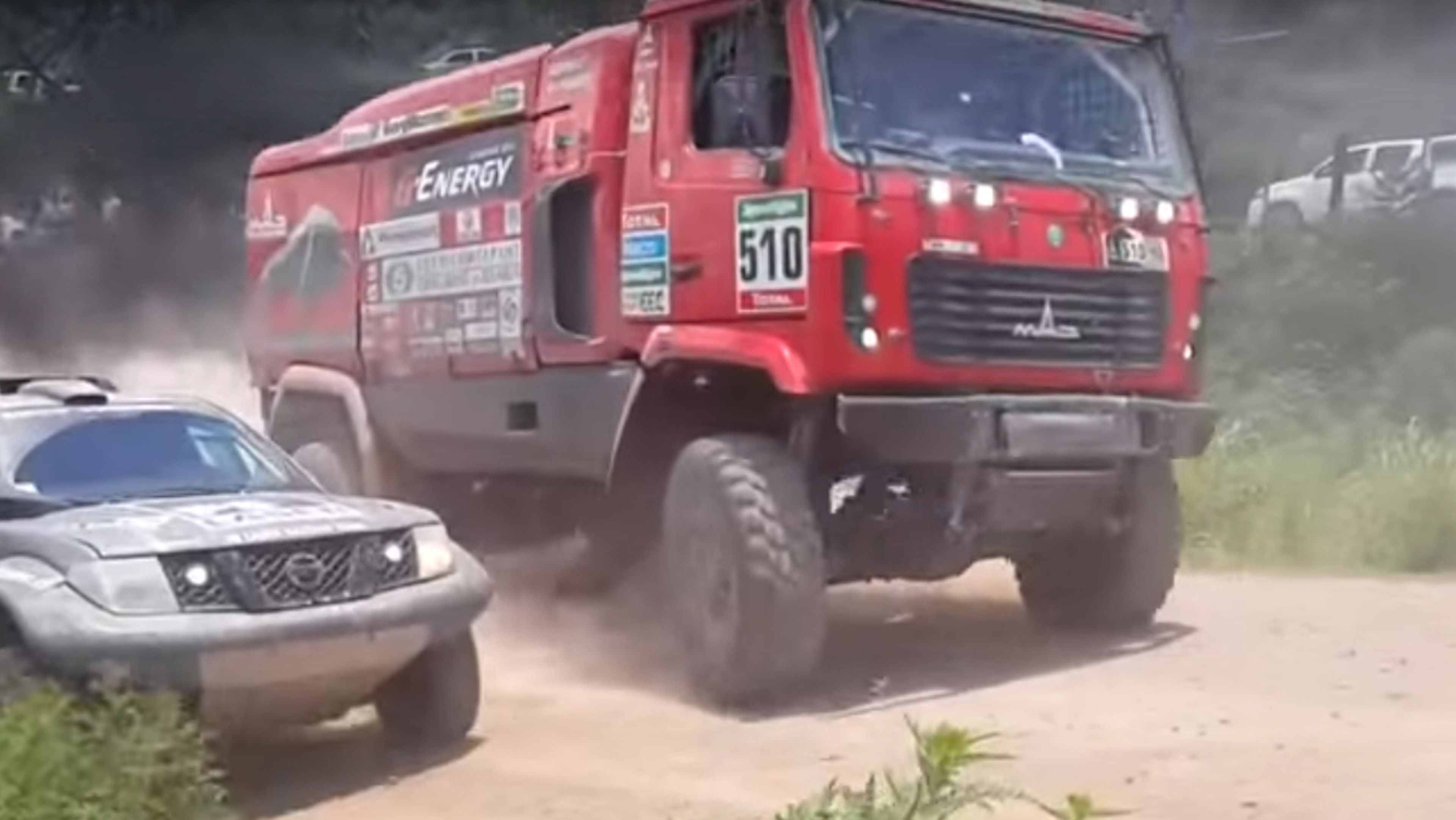 Un espectacular mano a mano en una curva del Dakar 2015