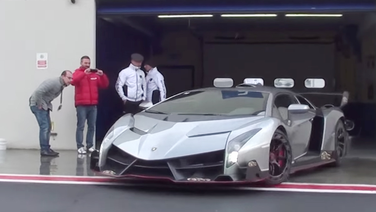 Vídeo: un Lamborghini Veneno derrapando bajo la lluvia 