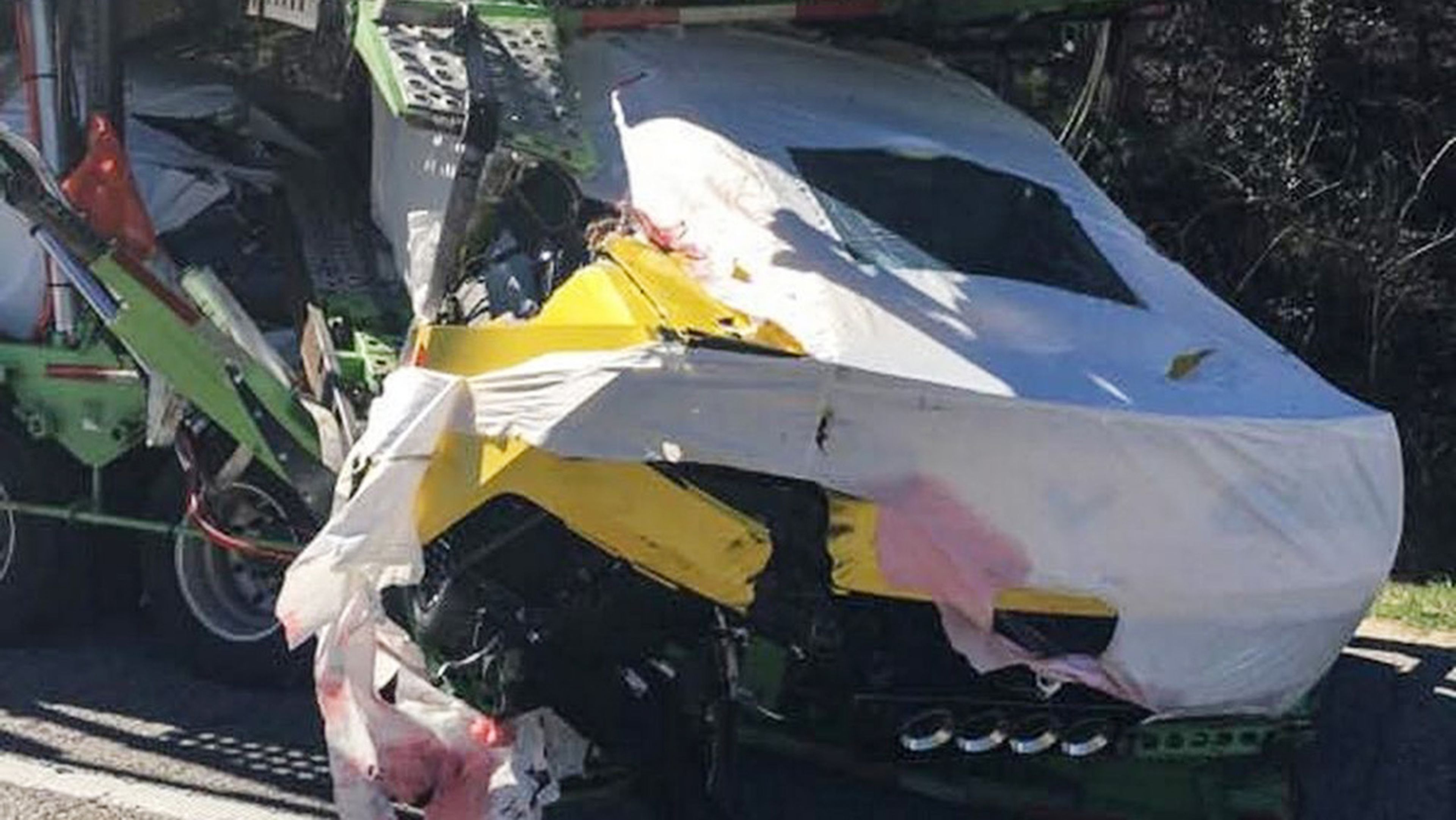Un camión lleno de Corvettes sufre un accidente