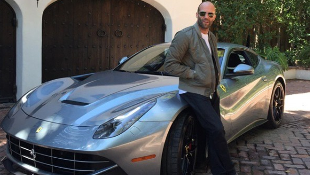 Jason fardando de Ferrari F12 en su mansión Jason fardando de Ferrari F12 en su mansión