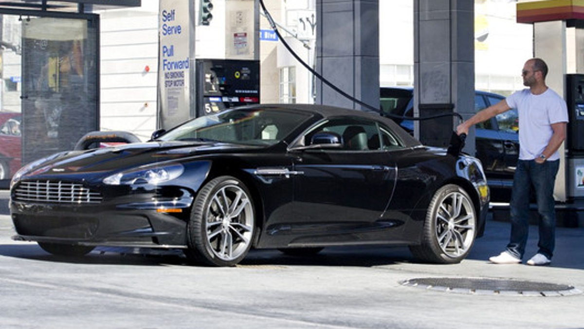 Jason y su precioso Aston Martin Jason y su precioso Aston Martin