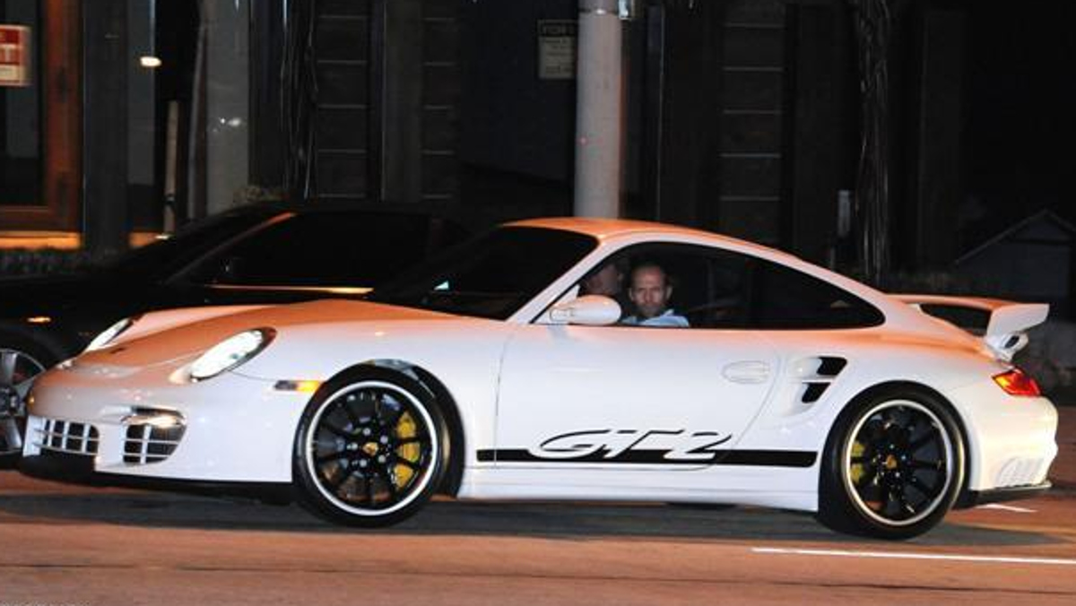 Statham disfrutando al volante de un Porsche 911 GT2 Statham disfrutando al volante de un Porsche 911 GT2
