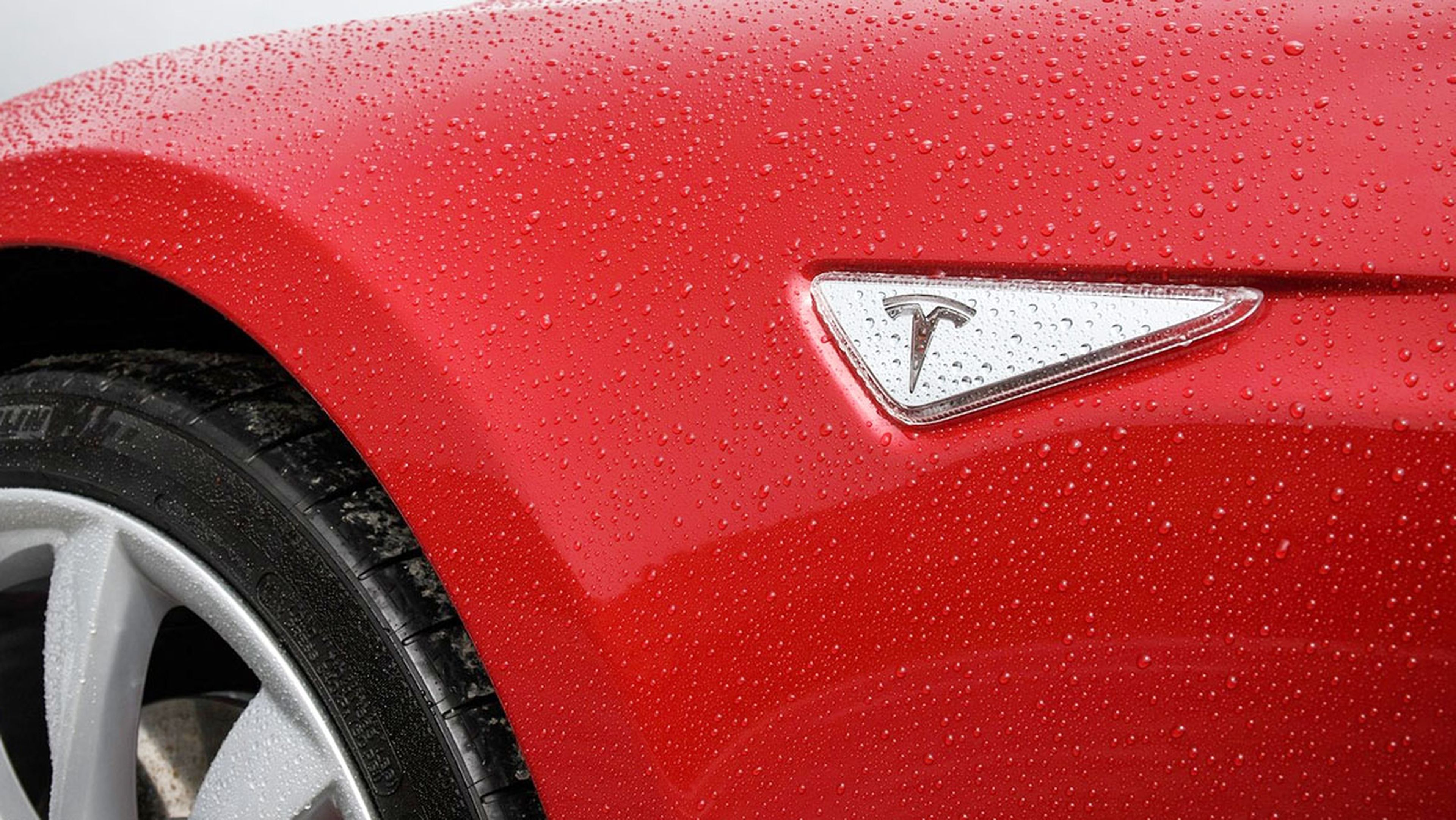 Tesla arreglará gratis el coche de un héroe de la Autobahn