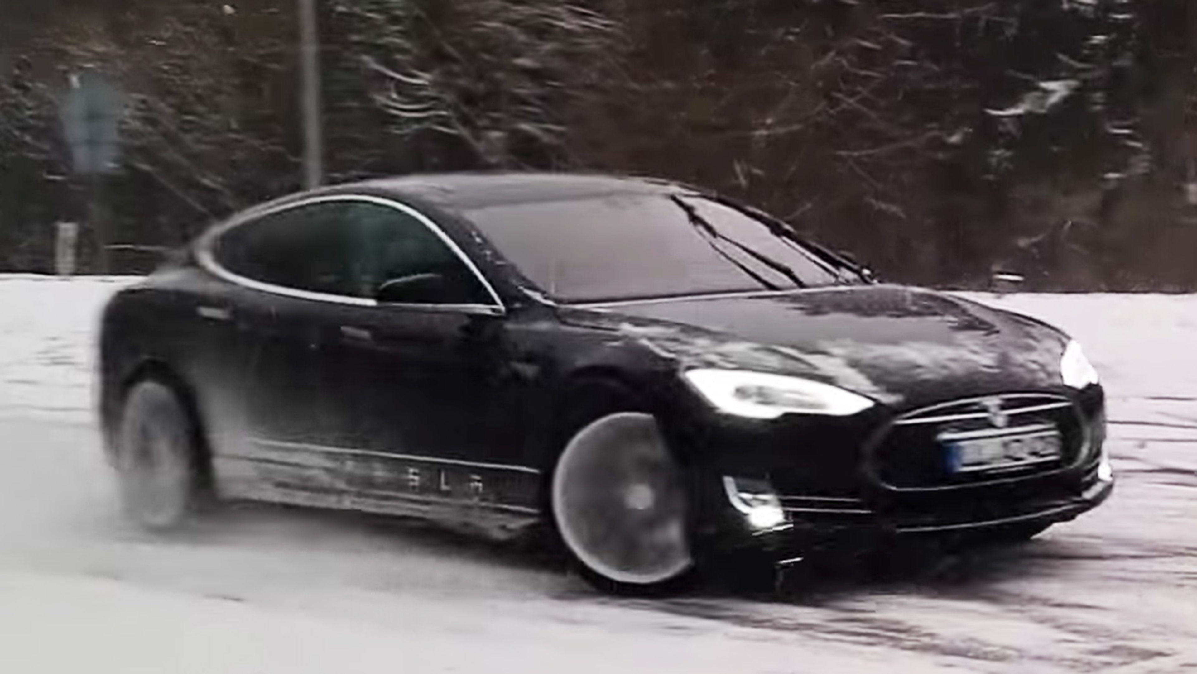 Un Tesla haciendo trompos en la nieve a toda velocidad