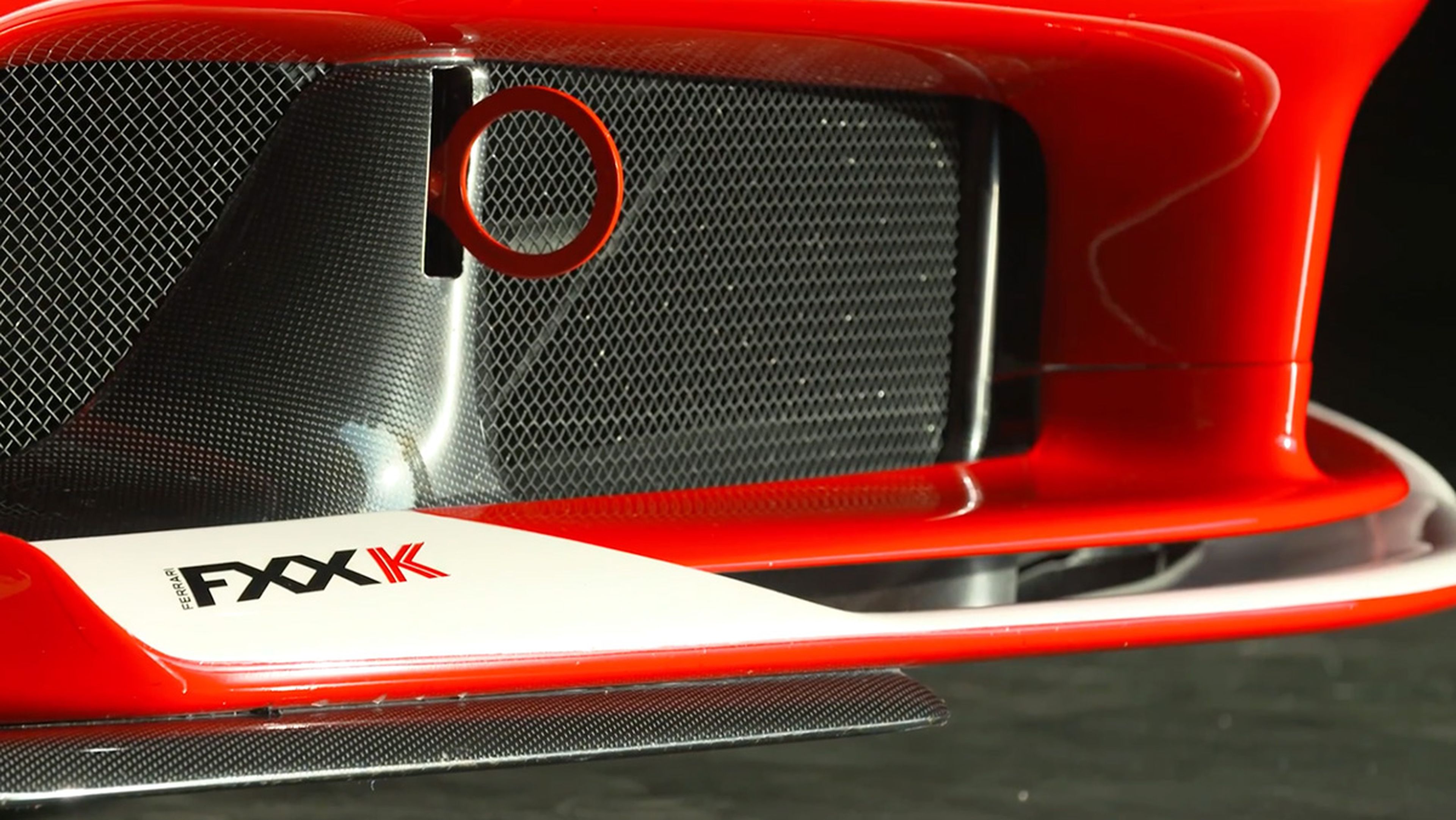 Chris Harris exprimiendo un Ferrari FXXK