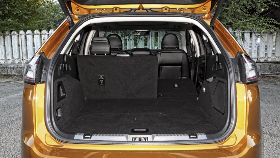 Extras que un coche debe tener: portón de apertura automática con el pie. Extras que un coche debe tener: portón de apertura automática con el pie.