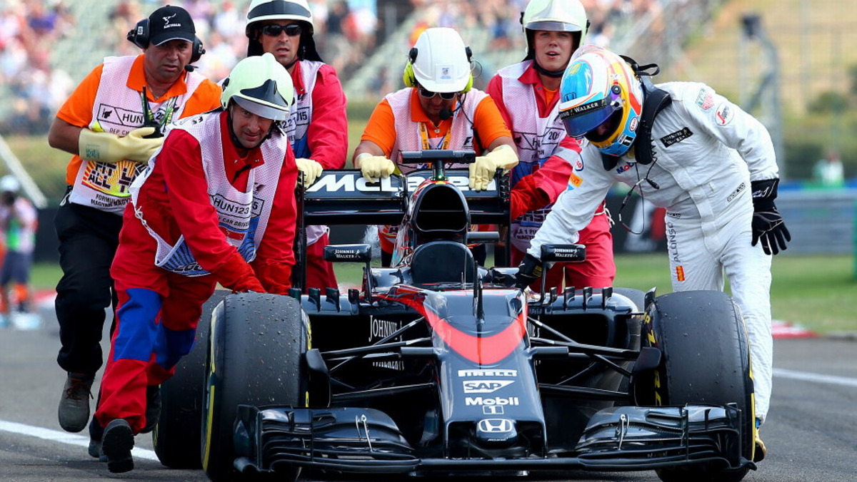 Tracción humana propulsando el MP4-30 Tracción humana propulsando el MP4-30