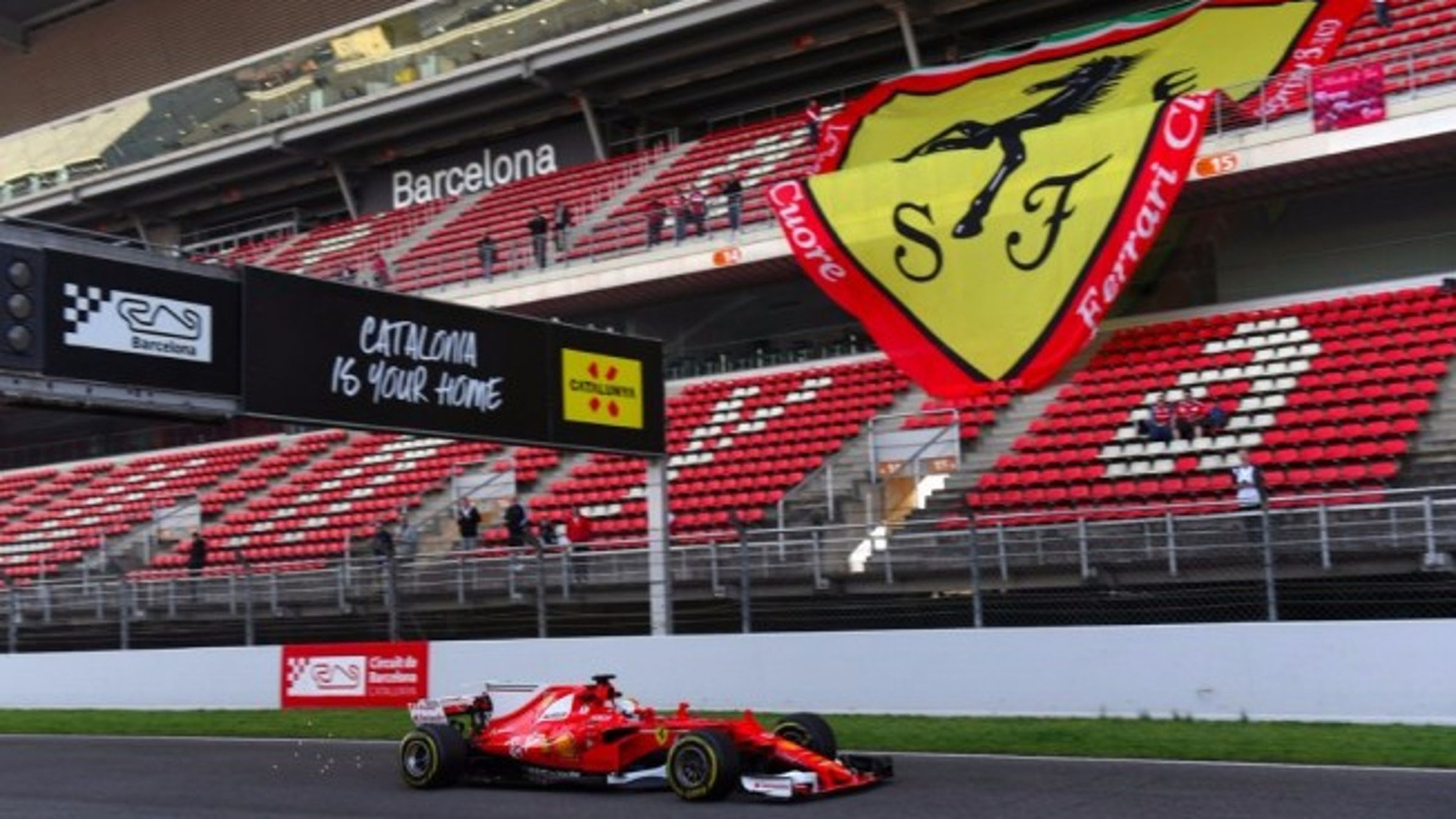 Vettel pasó frente a un espectacular escudo de Ferrari