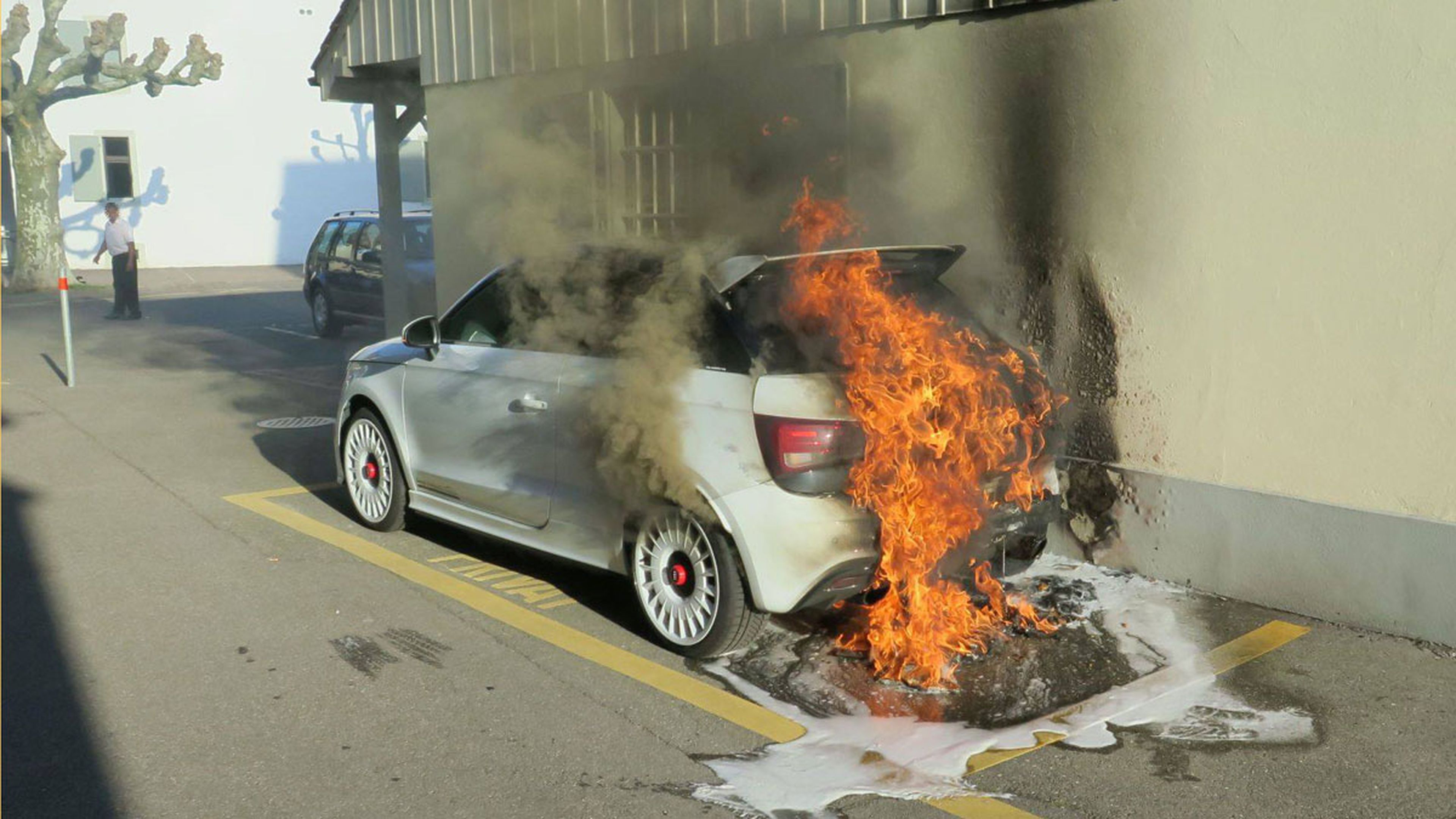 Audi A1 Quattro incendio llamas