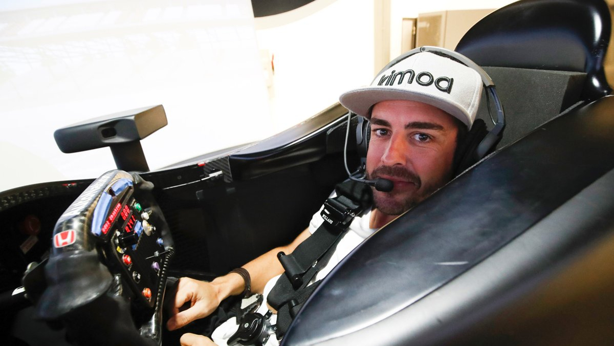 Fernando Alonso en el simulador de Honda IndyCar Fernando Alonso en el simulador de Honda IndyCar