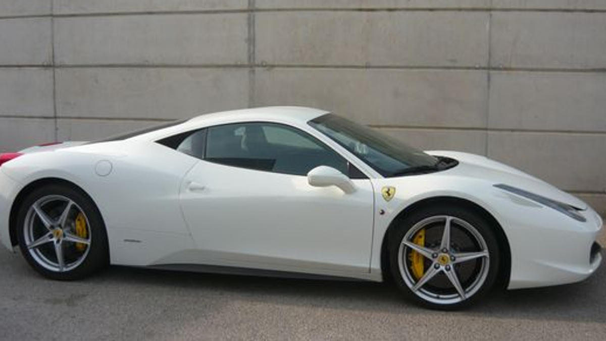 El Ferrari 458 de Rafa aparcado cerca del club donde entrena El Ferrari 458 de Rafa aparcado cerca del club donde entrena
