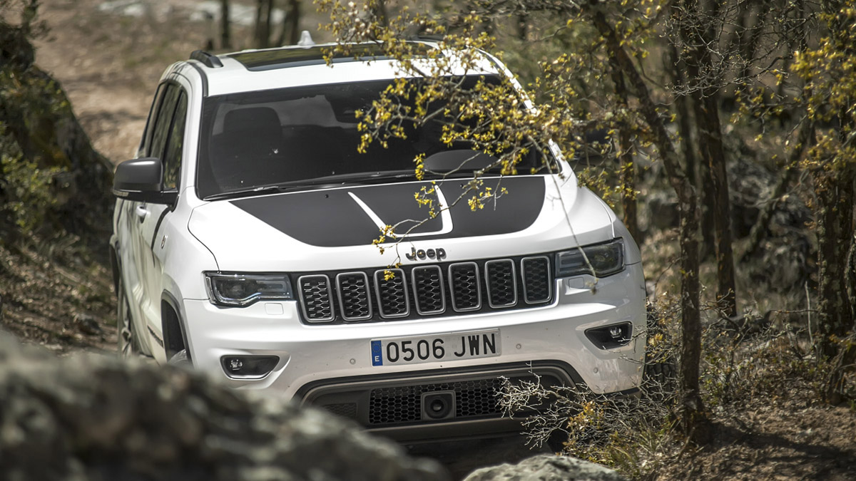 Jeep Grand Cherokee Trailhawk 2017 es más campero. El vinilo del capó es específico Jeep Grand Cherokee 2017