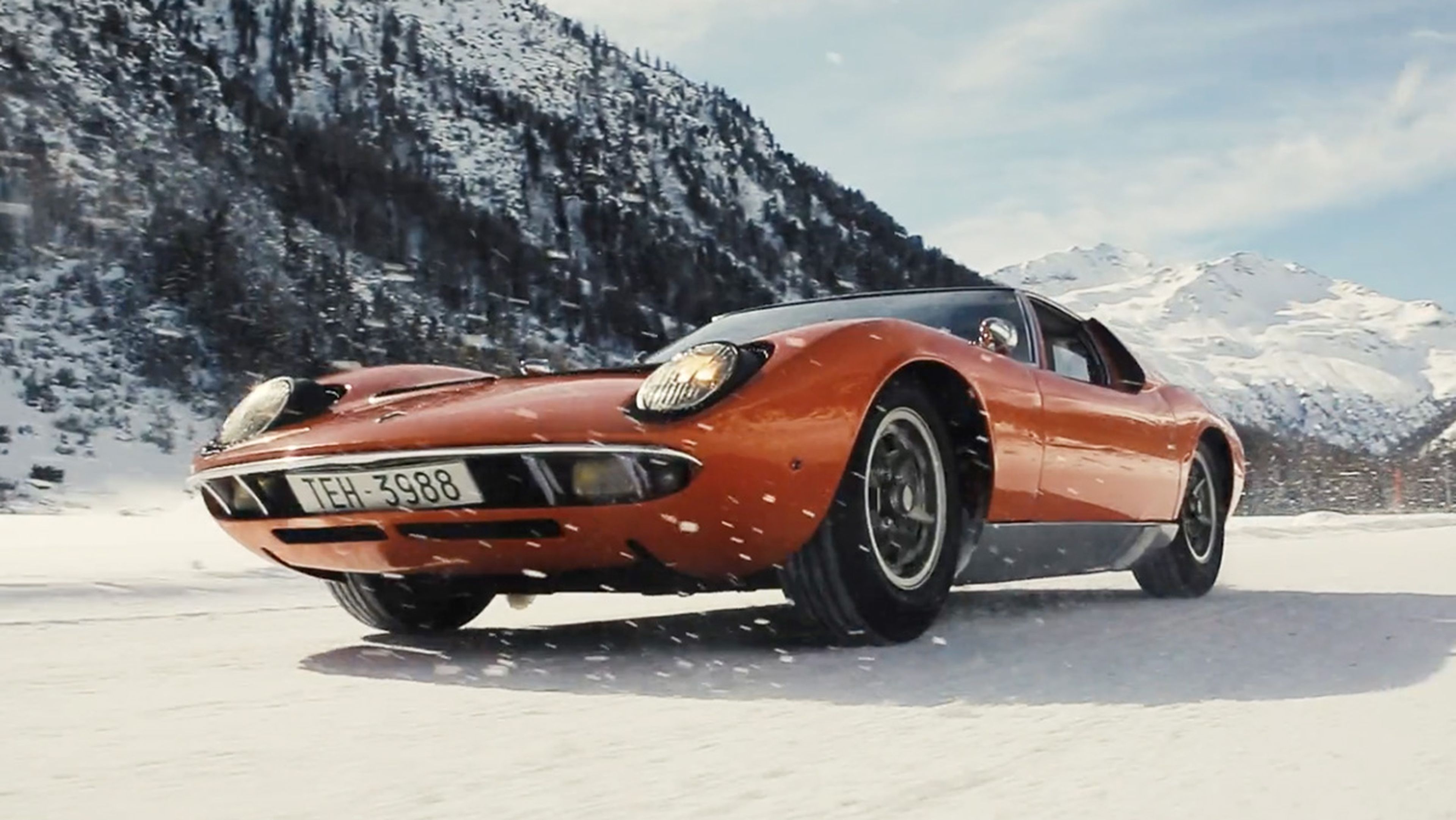 Un Lamborghini Miura derrapando en la nieve