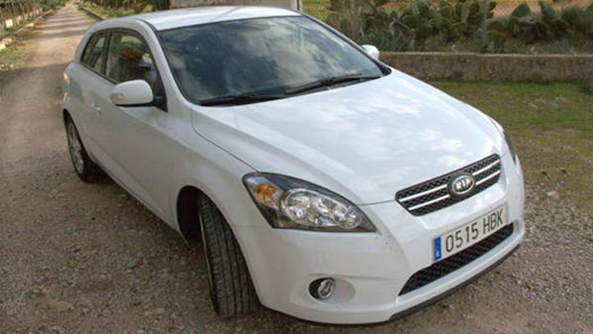 Rafa subastó con motivos benéficos este Kia Cee´d Rafa subastó con motivos benéficos este Kia Cee´d