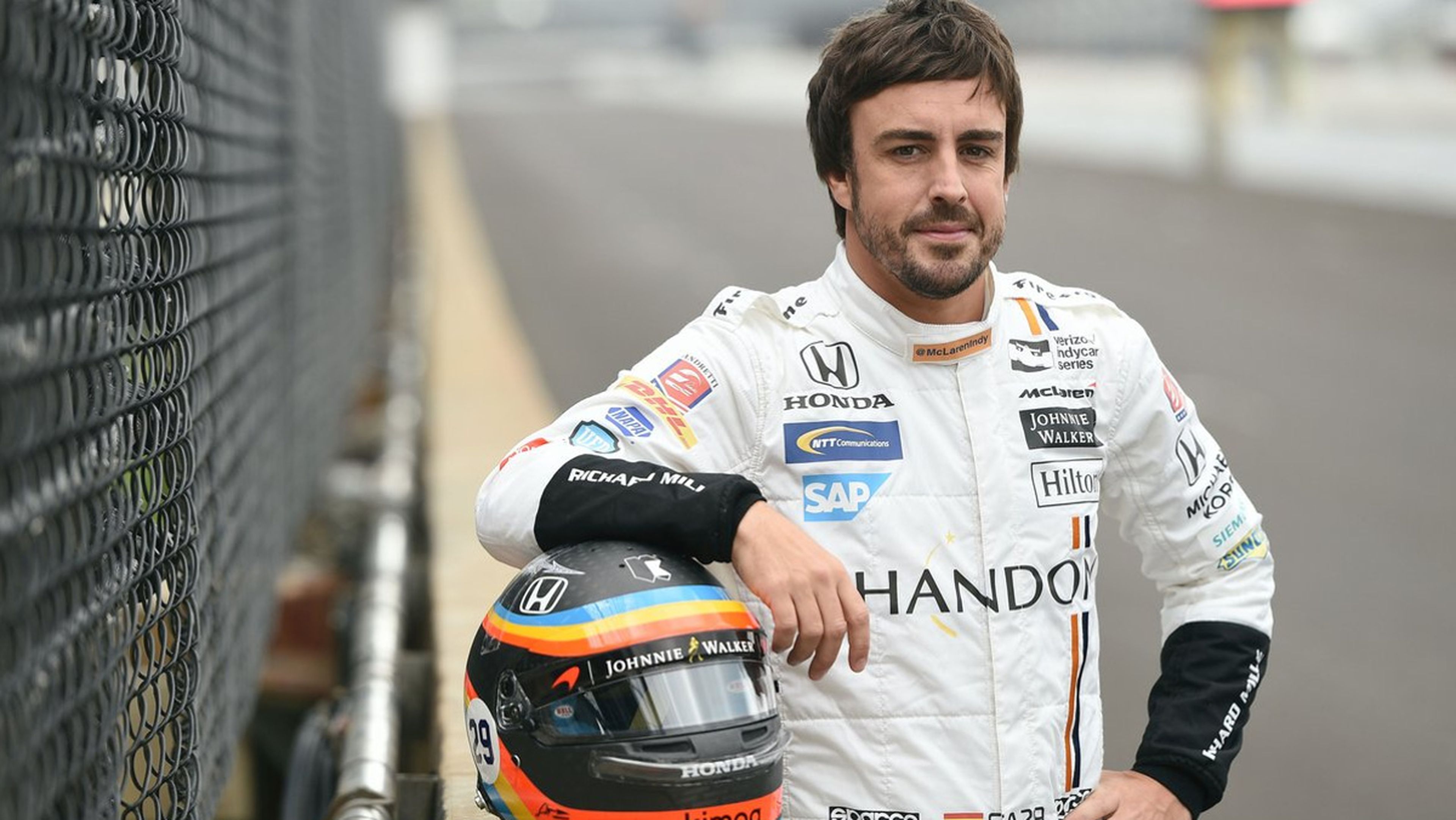Alonso y su casco de la Indy
