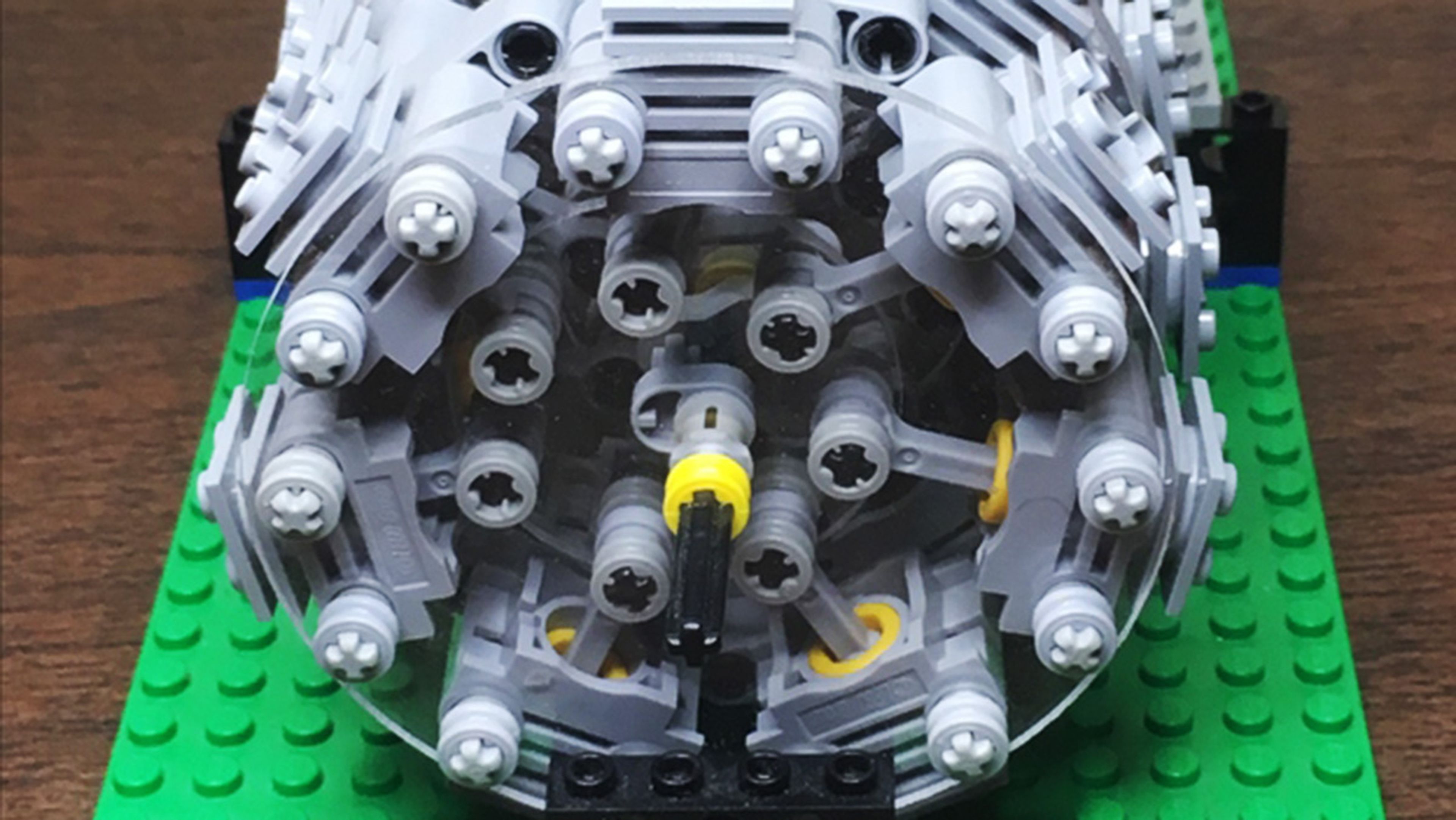 Así es el alucinante motor radial de Lego