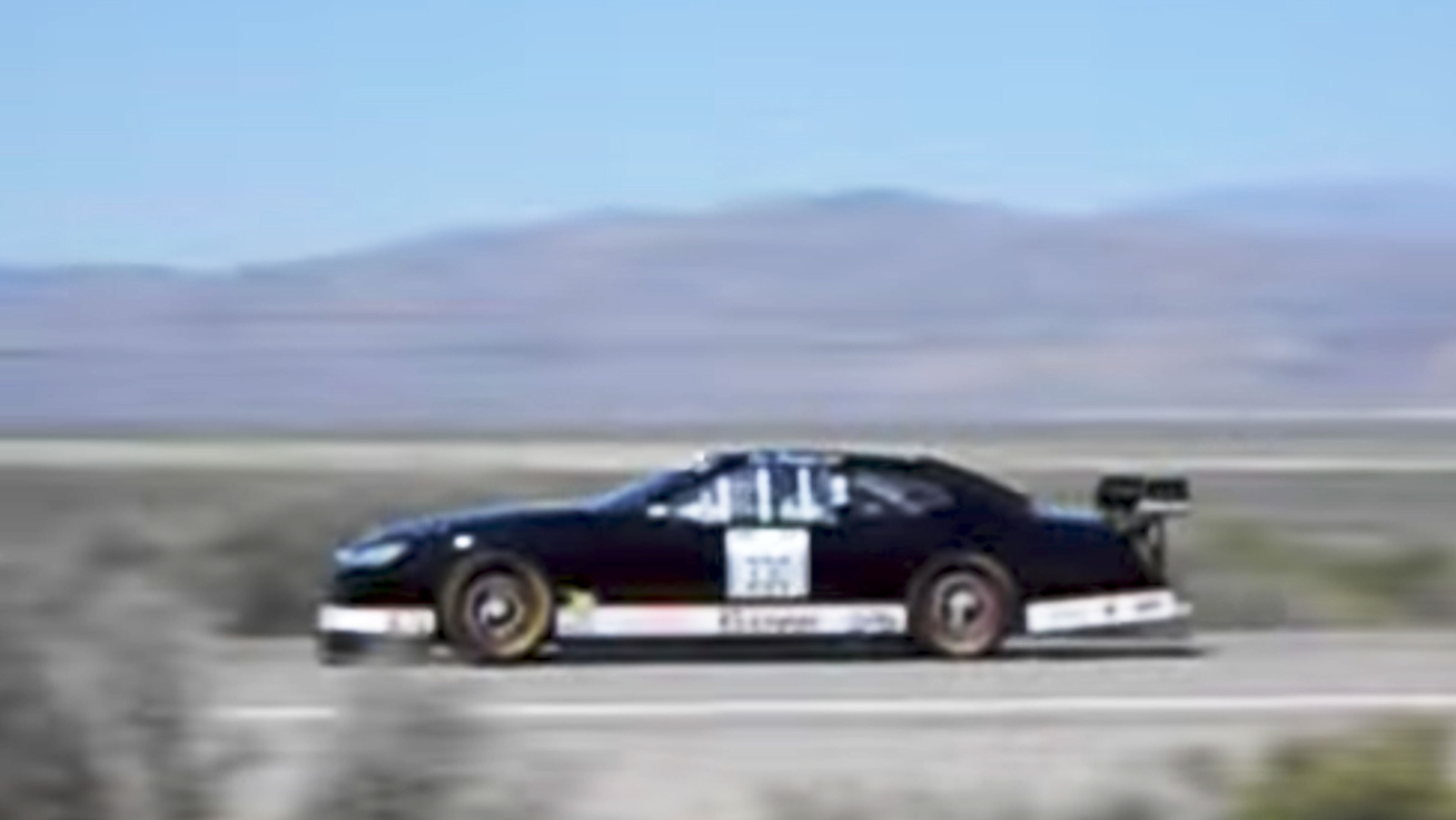 Un coche de NASCAR a 390 km/h en una carretera secundaria