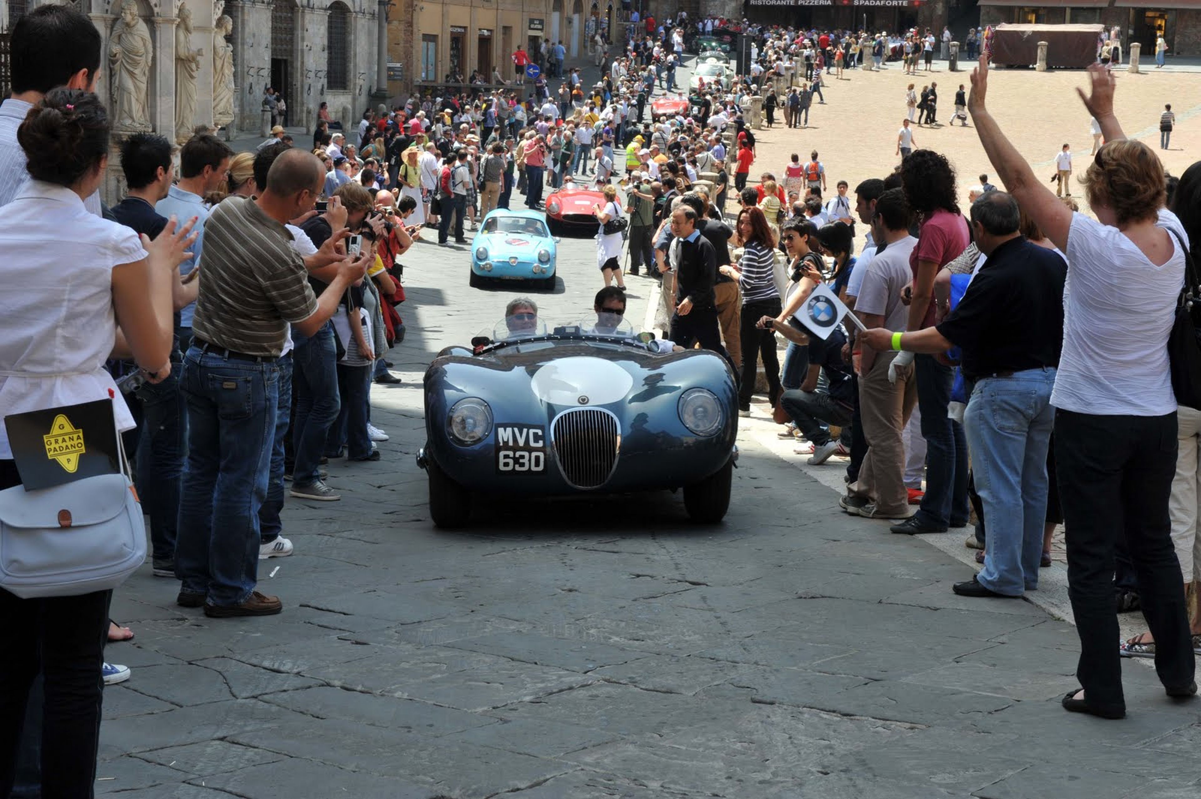 Los coches más espectaculares de la Mille Miglia reciben la admiración del público