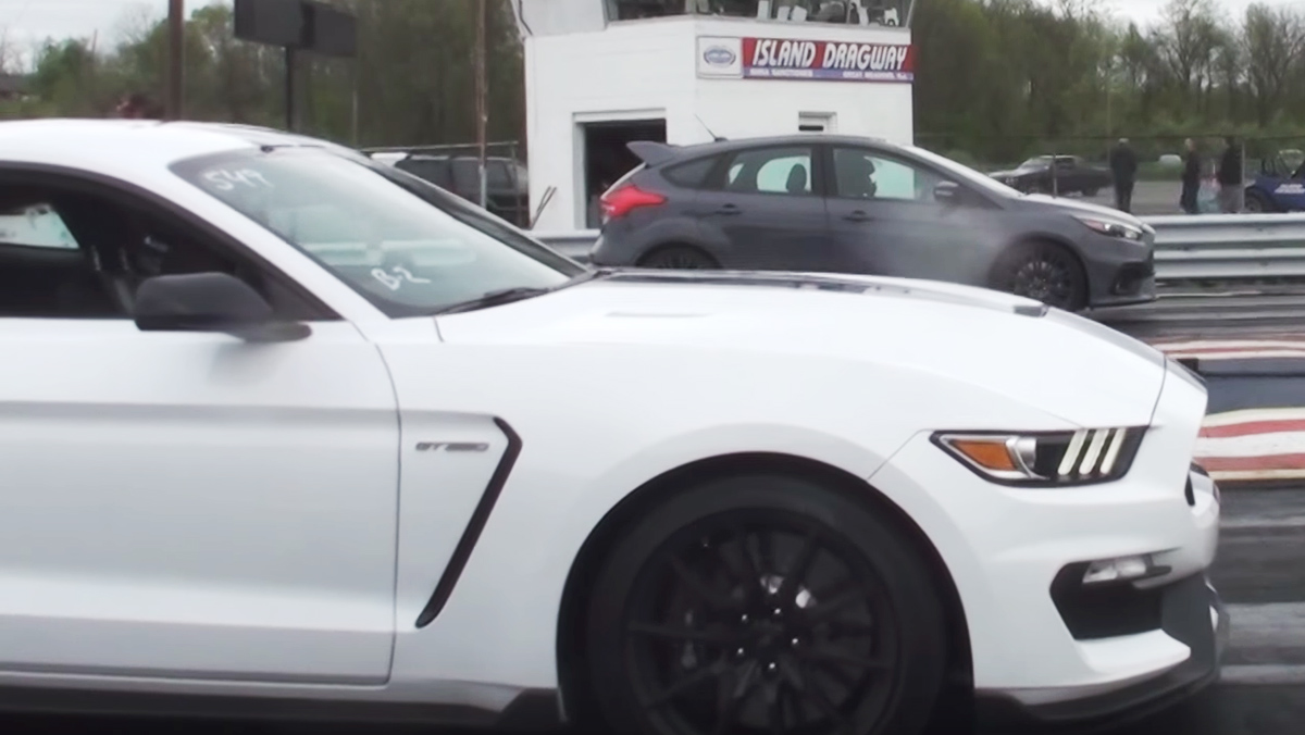 Vídeo: Una Drag Race Entre Un Focus RS Y Un Mustang GT350... ¿quién Ganará?