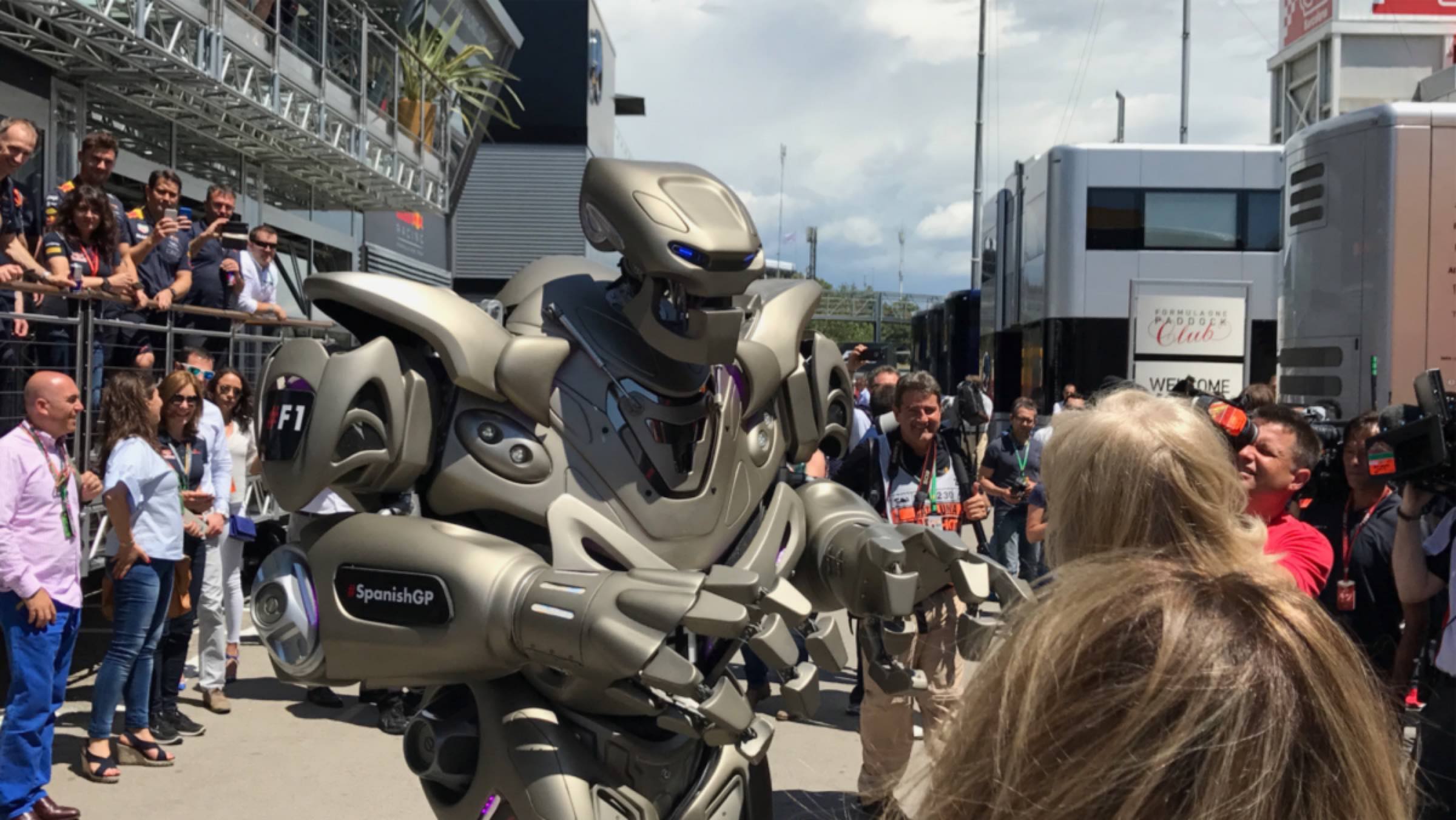 Robot animando el paddock Robot animando el paddock