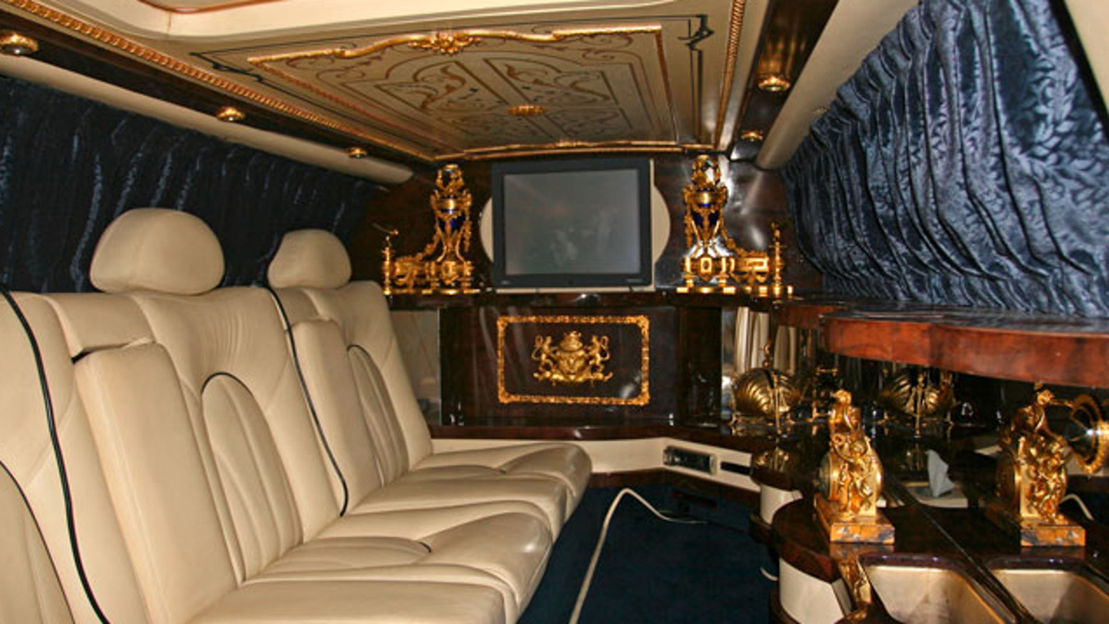 Interior del Rolls Silver Seraph Limousine 1999 decorado con oro 24 kilates