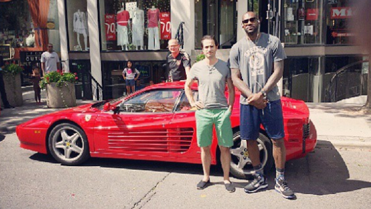 James posa junto a este preciosoTestarossa James posa junto a este preciosoTestarossa