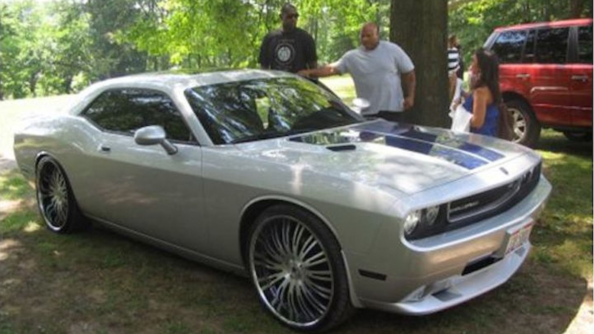 LeBron James junto a su maravilloso Dodge Challenger SRT LeBron James junto a su maravilloso Dodge Challenger SRT