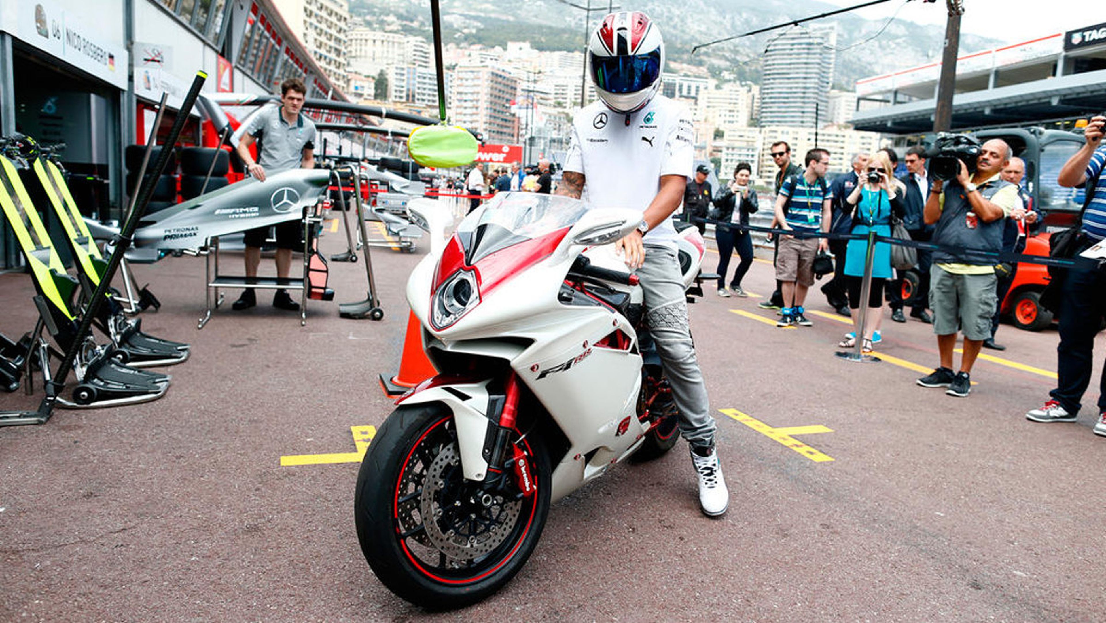 Lewis Hamilton y su burra en Mónaco