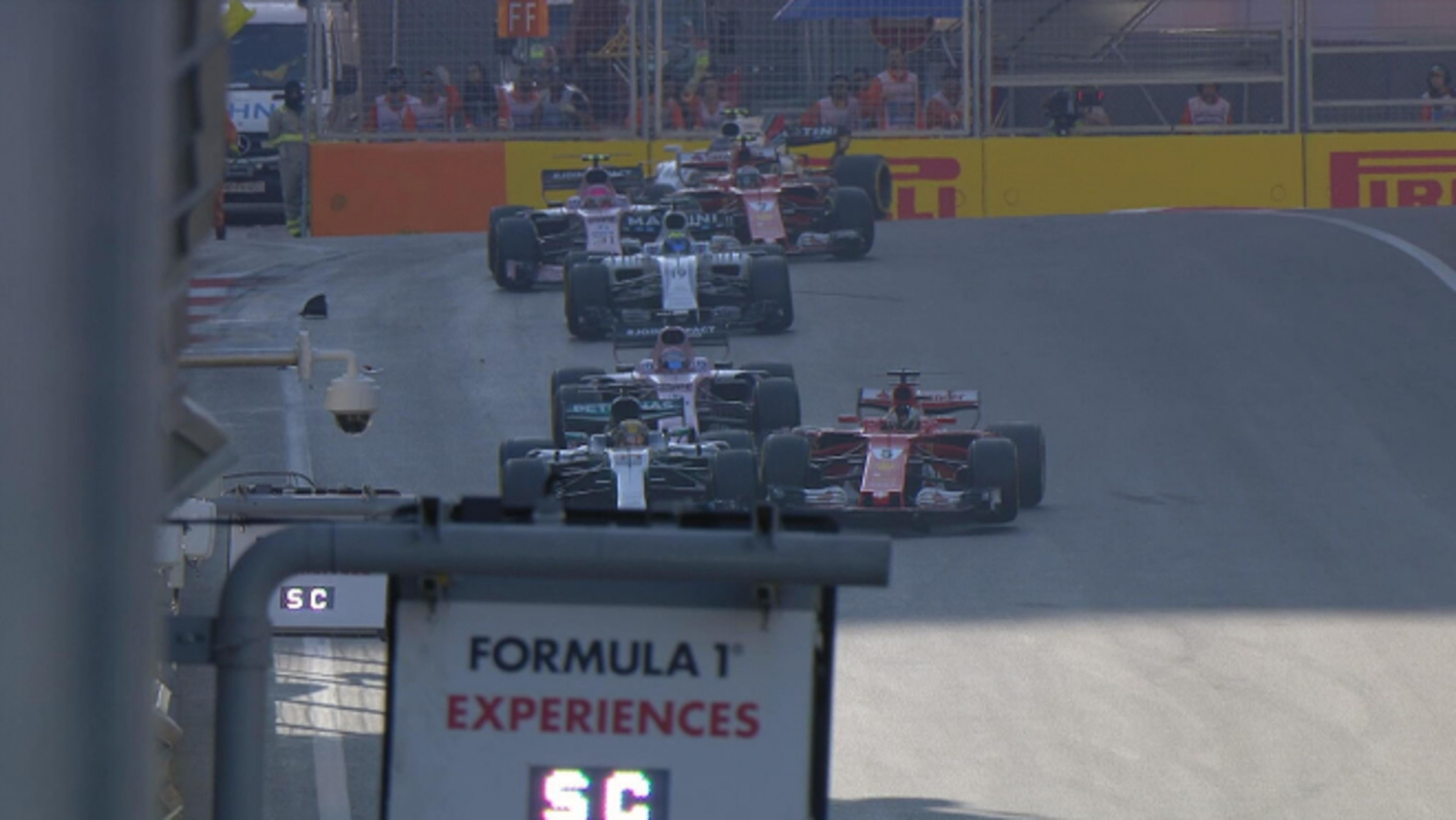 Vettel golpea a Hamiltton en Bakú 2017