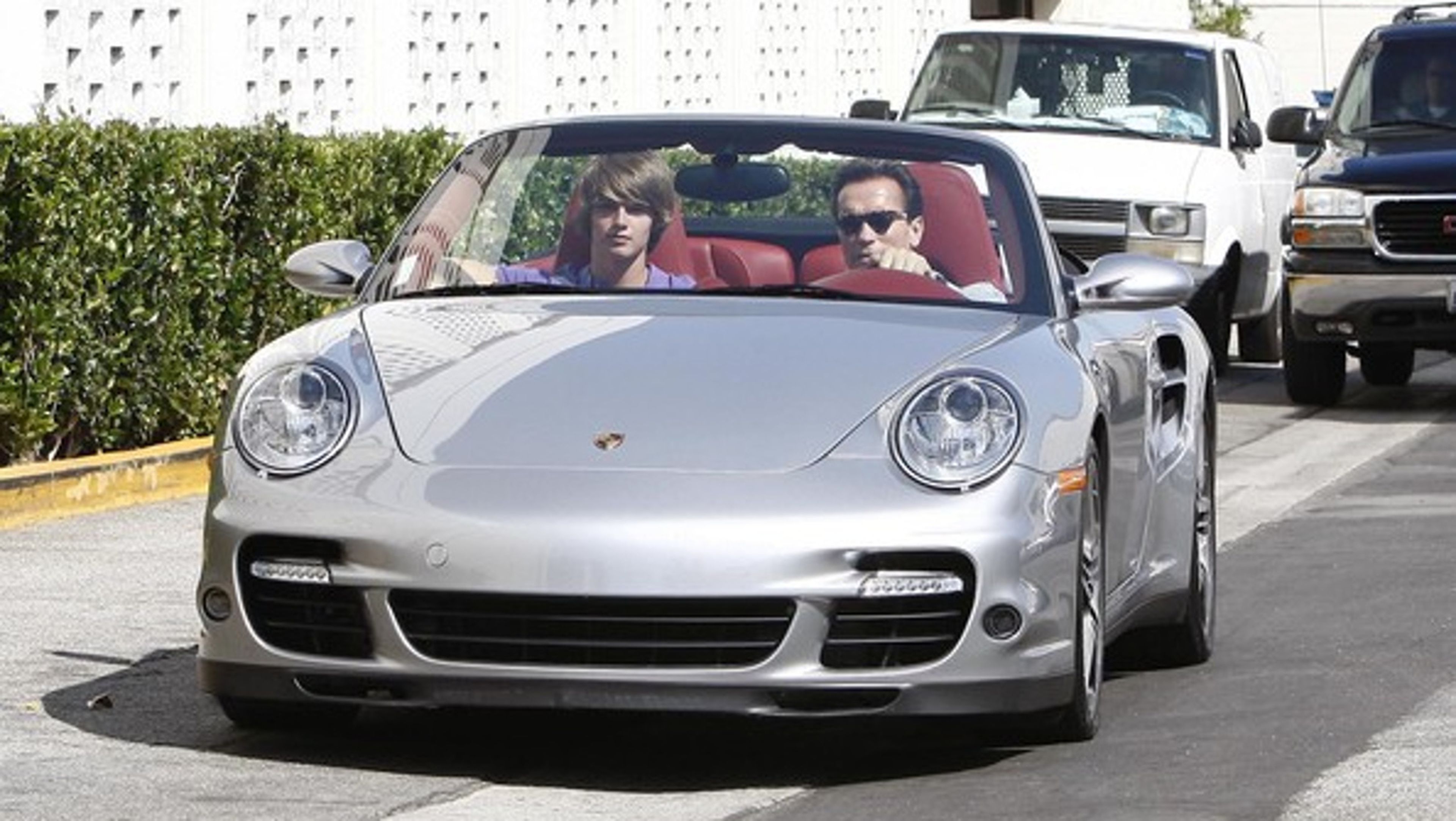 Arnold y su hijo en un Porshce 911 Turbo Cabrio por Beverly Hills