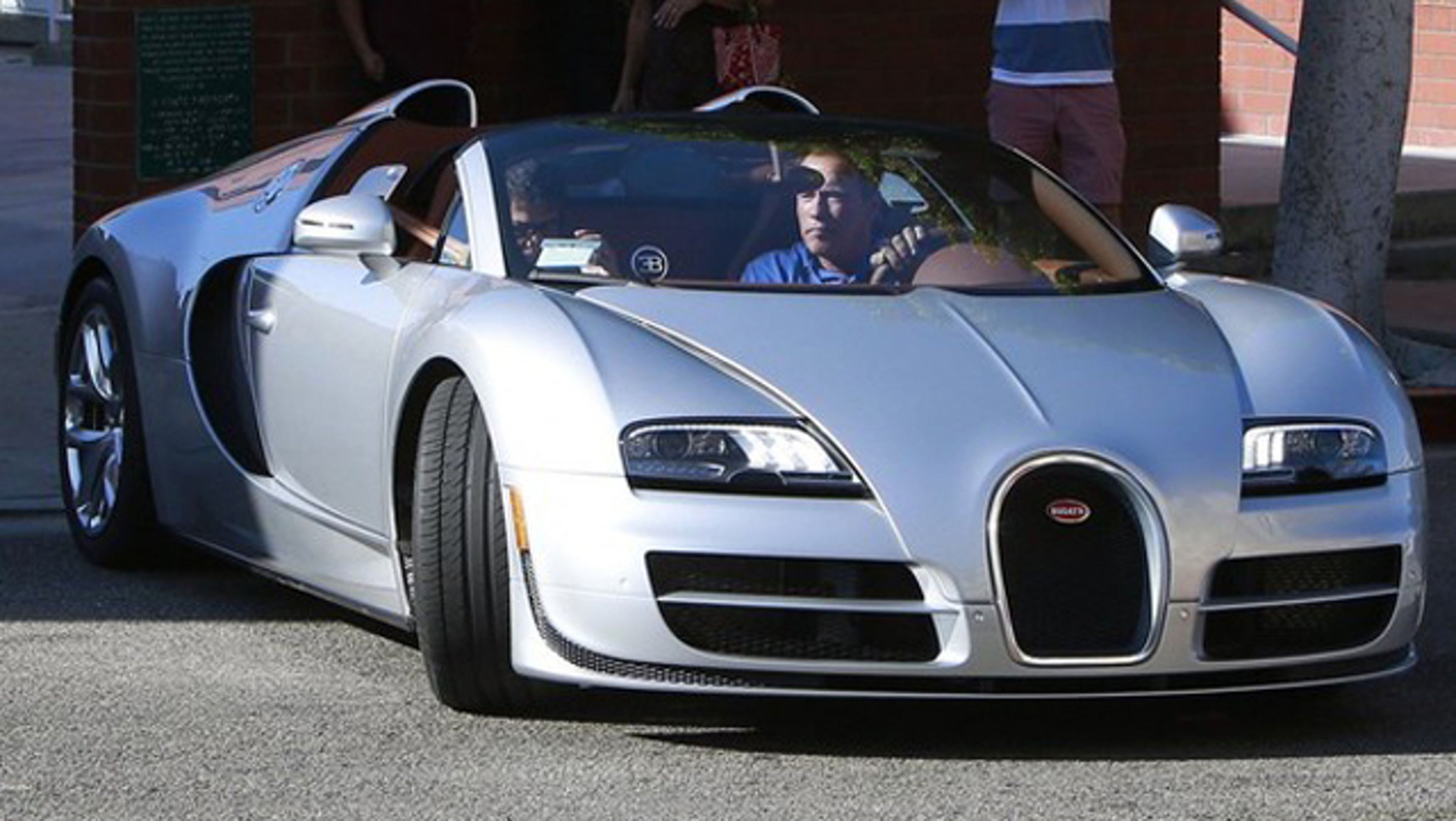 Arnold al volante de su Bugatti Veyron