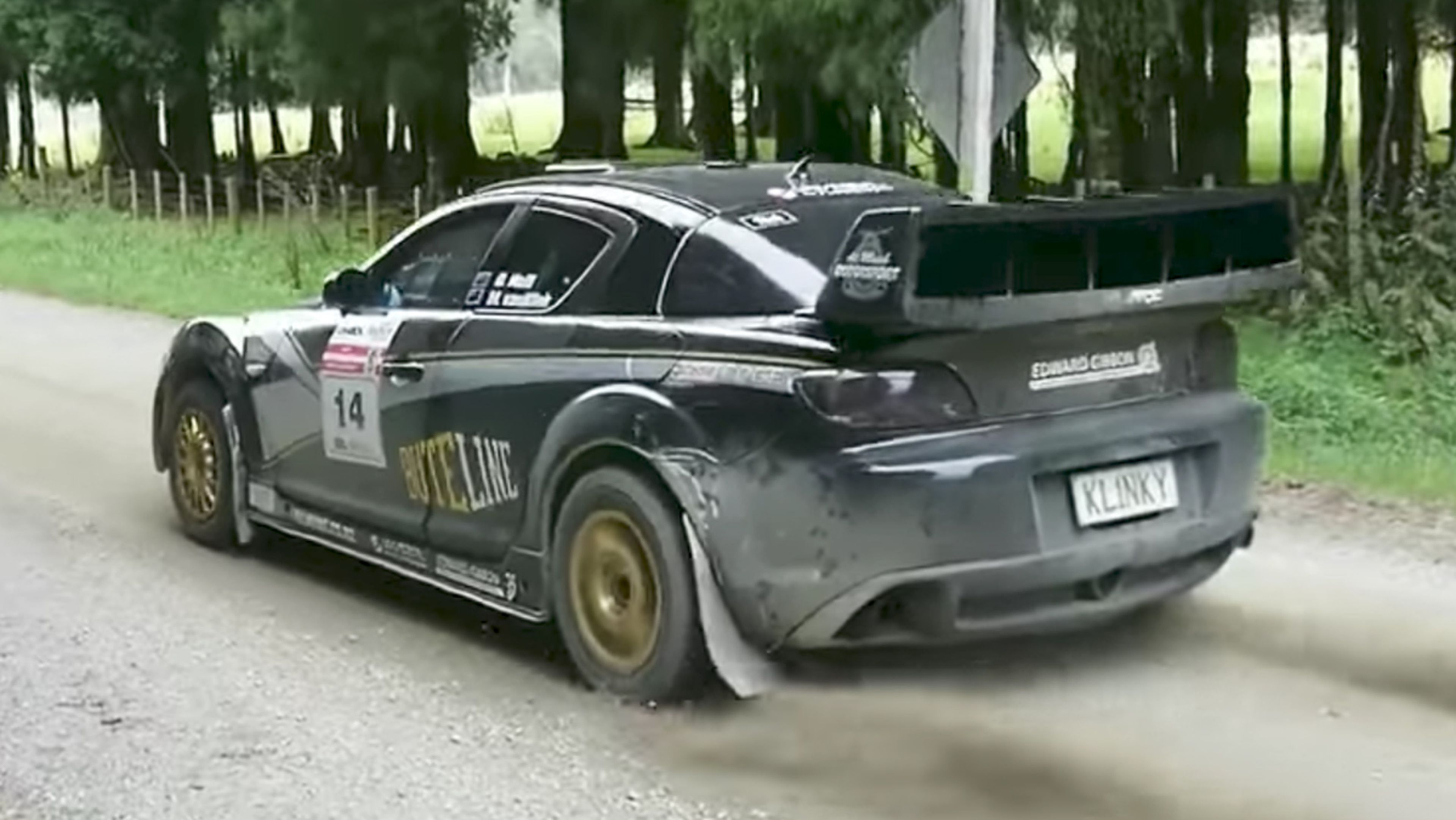 Un brutal Mazda RX-8 de rally en una especial cronometrada